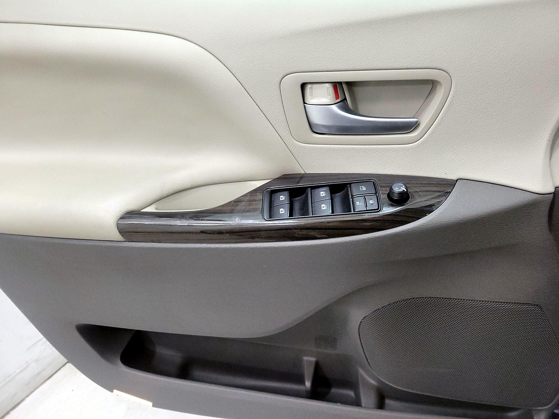 Thumbnail: 2017 Toyota Sienna - 12