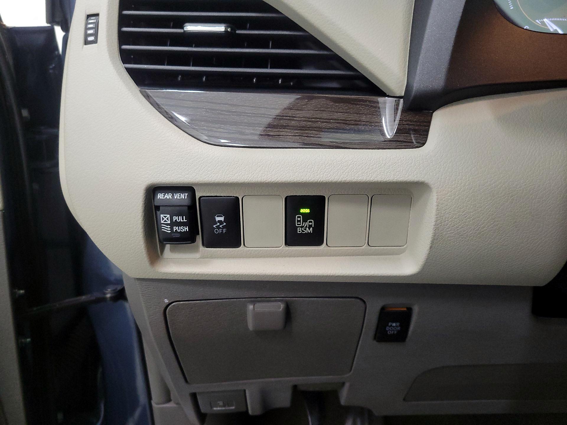 Thumbnail: 2017 Toyota Sienna - 13