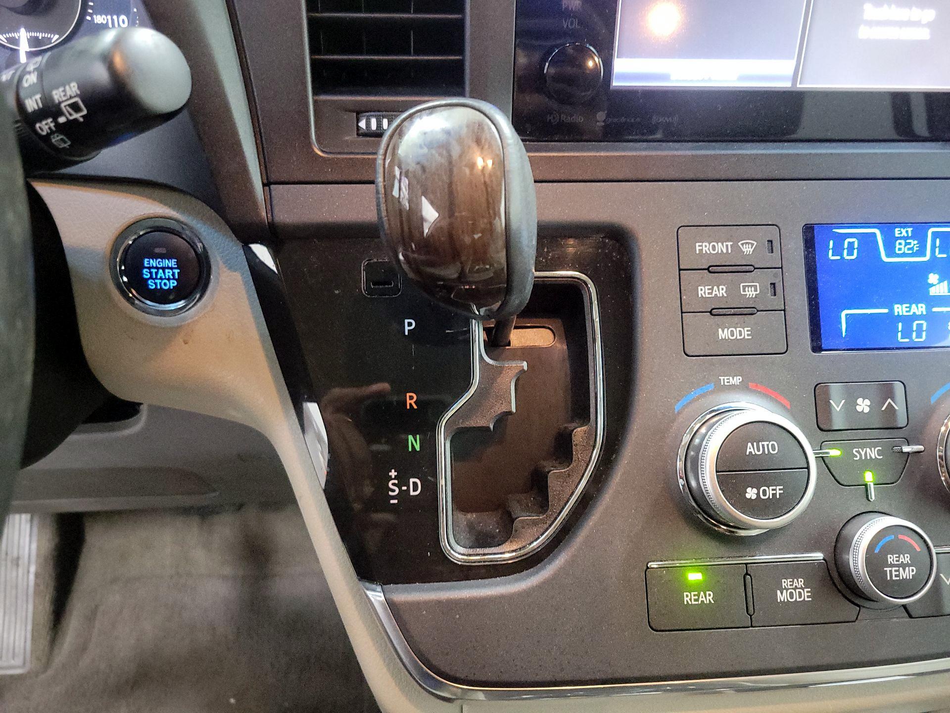 Thumbnail: 2017 Toyota Sienna - 17