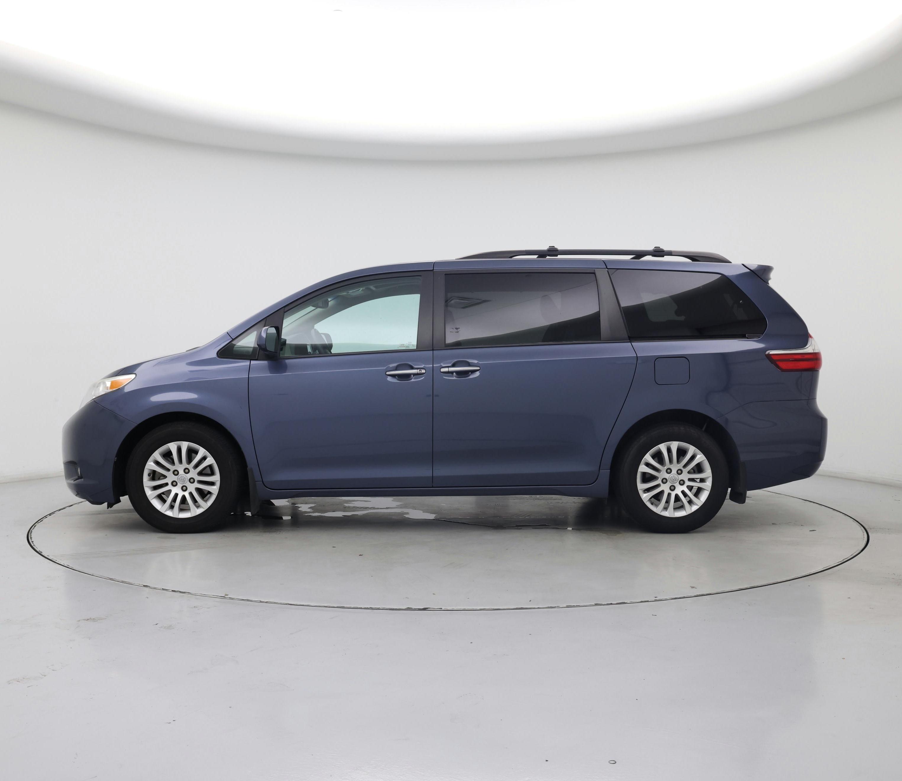 Thumbnail: 2017 Toyota Sienna - 3