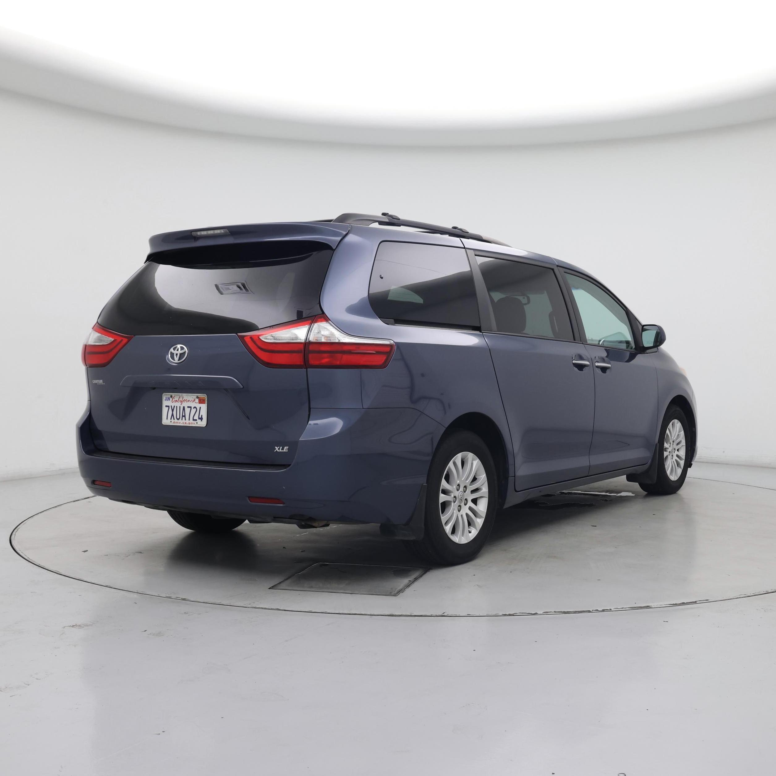 Thumbnail: 2017 Toyota Sienna - 8