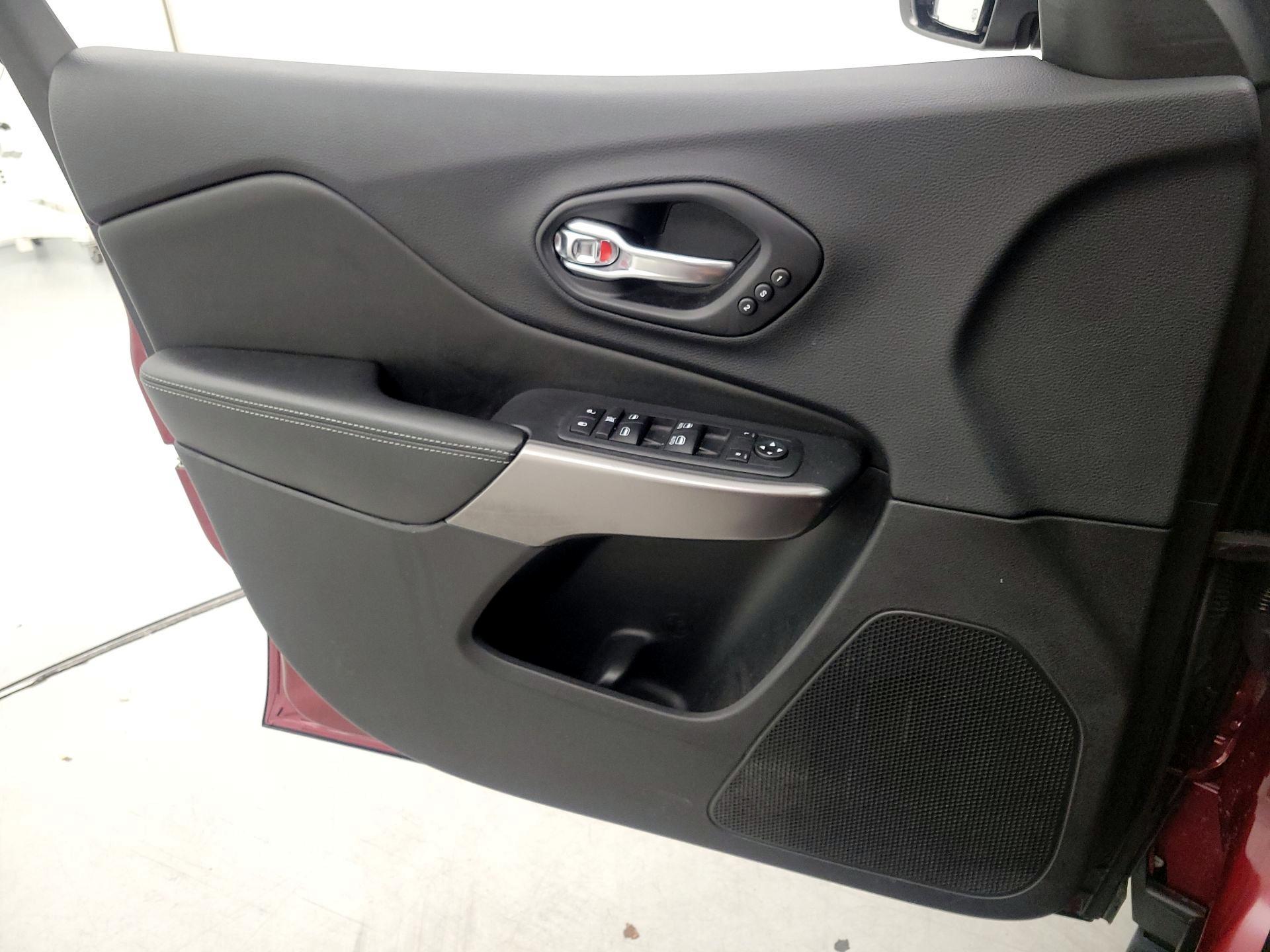 Thumbnail: 2019 Jeep Cherokee - 12