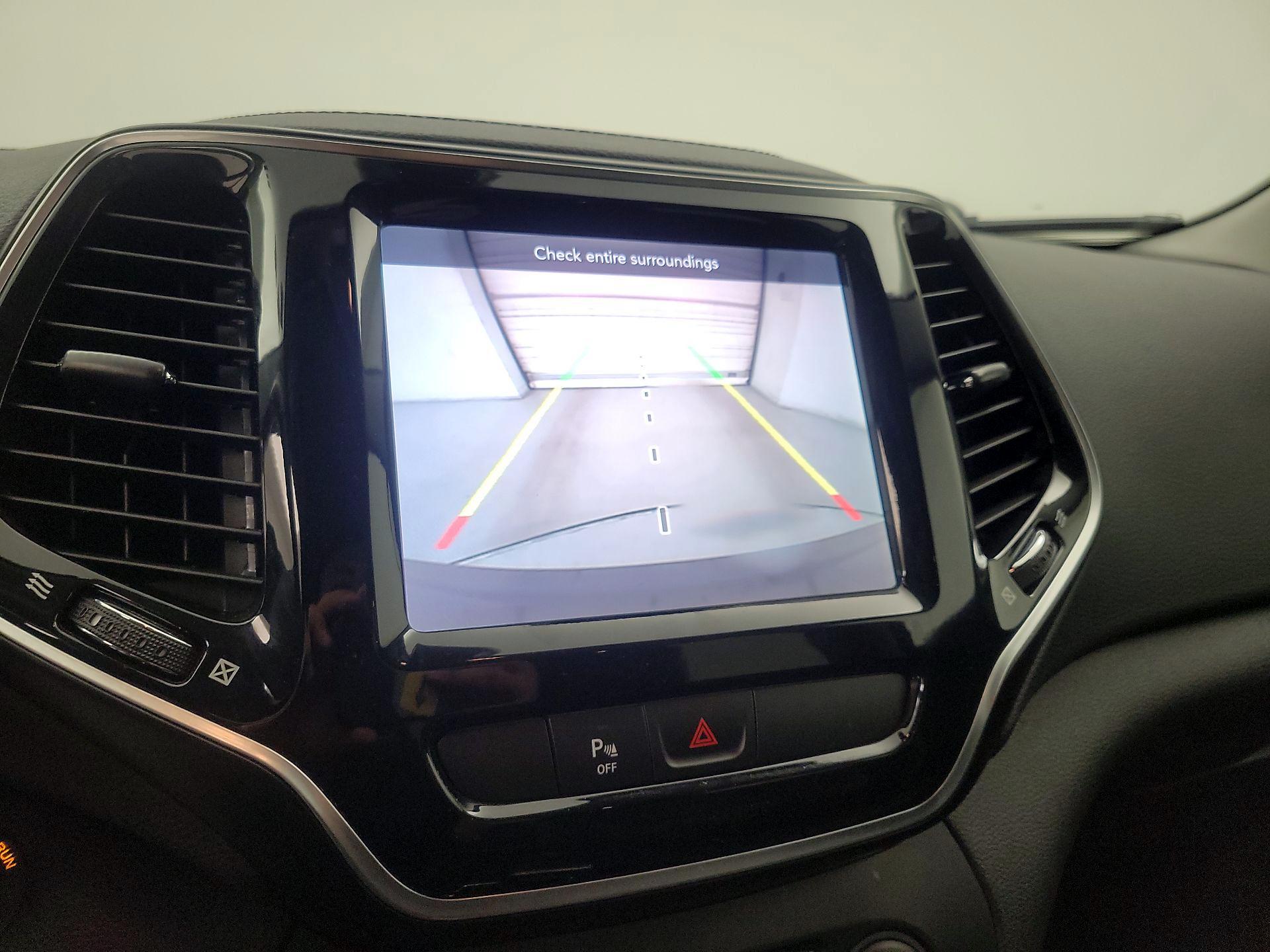 Thumbnail: 2019 Jeep Cherokee - 14