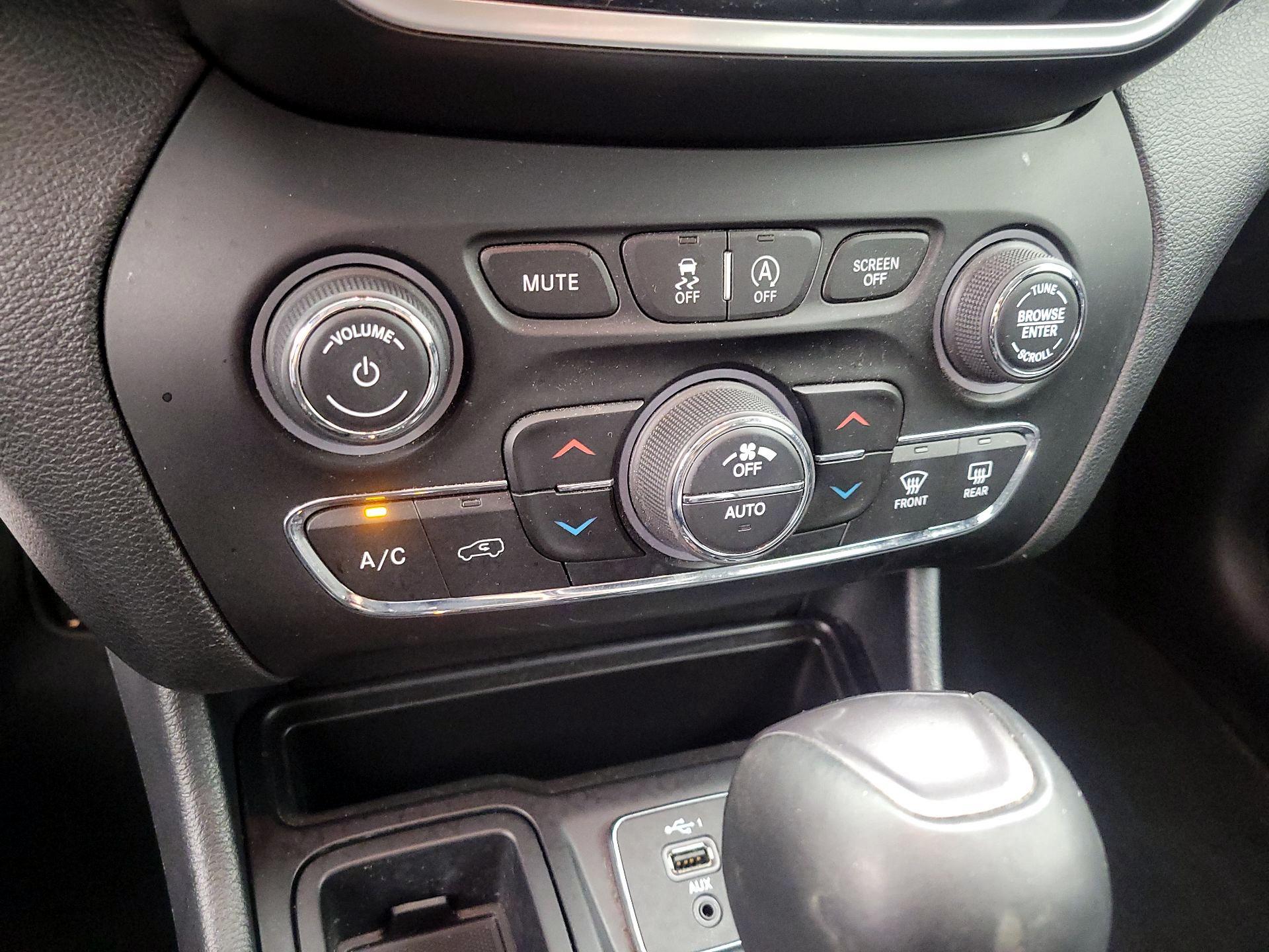 Thumbnail: 2019 Jeep Cherokee - 16