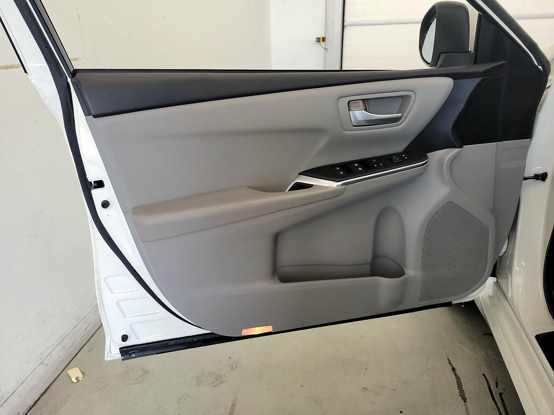 Thumbnail: 2015 Toyota Camry - 12