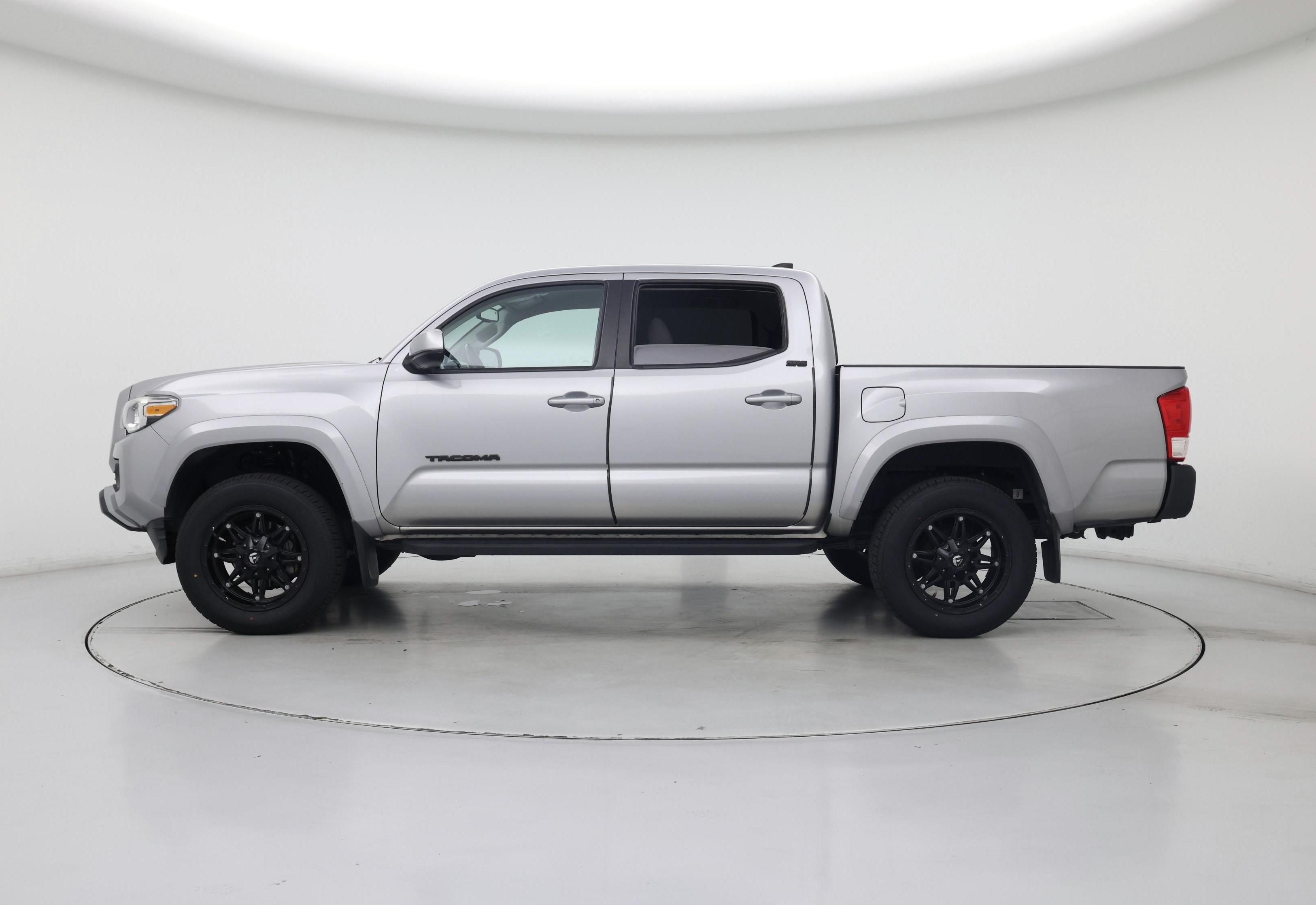 Thumbnail: 2017 Toyota Tacoma - 3