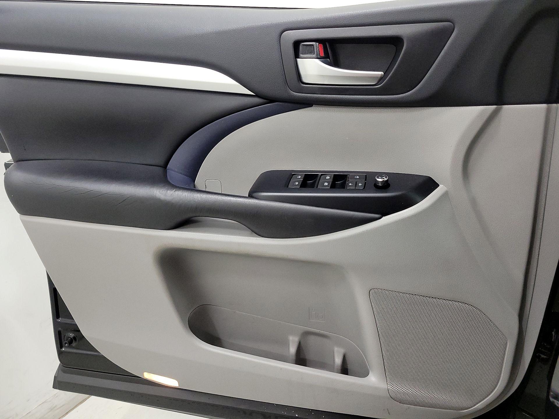 Thumbnail: 2019 Toyota Highlander - 12