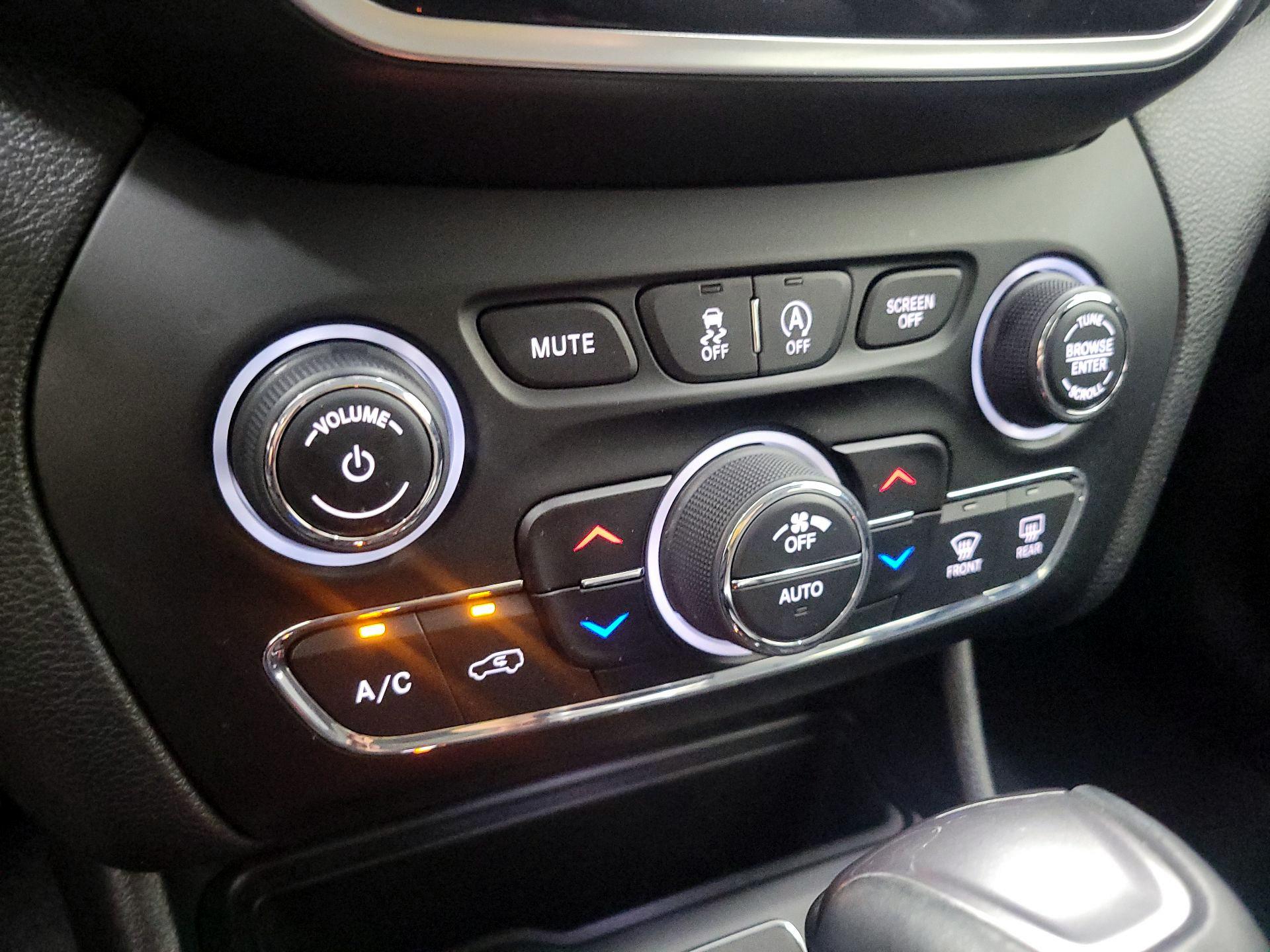 Thumbnail: 2020 Jeep Cherokee - 16