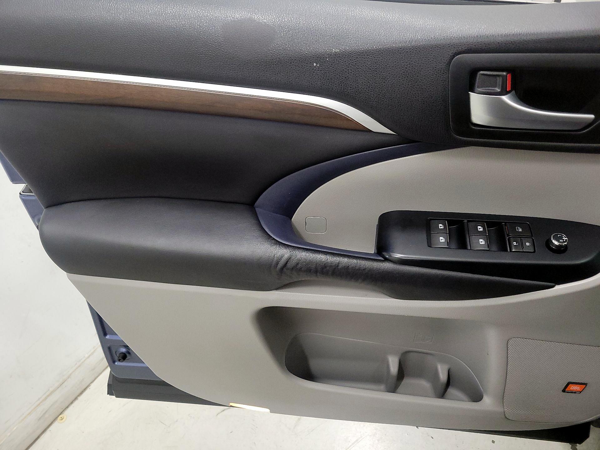 Thumbnail: 2016 Toyota Highlander - 12