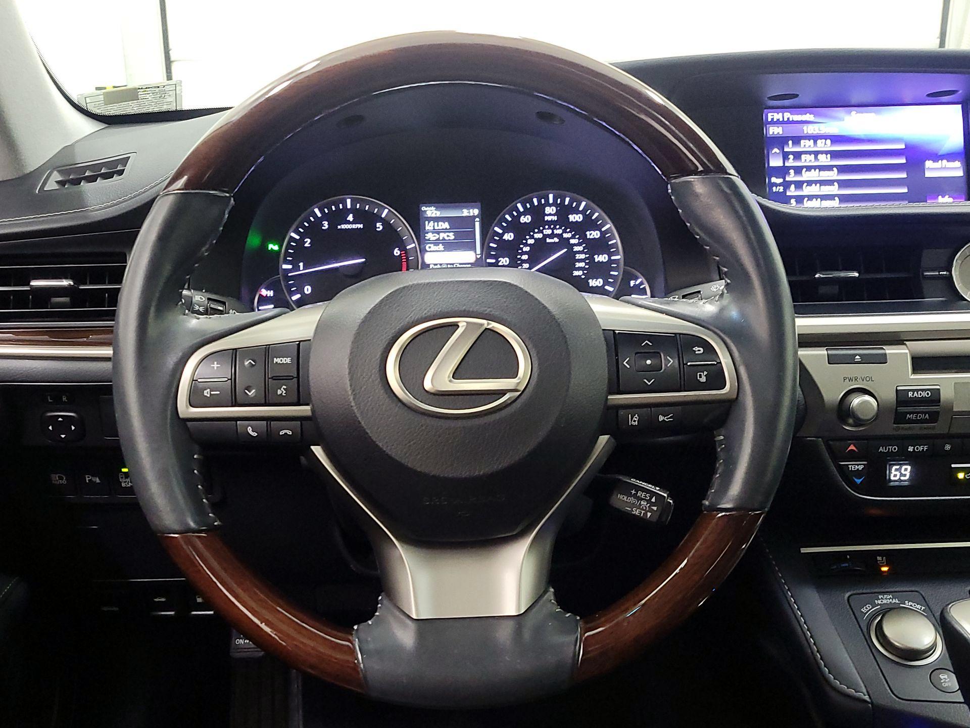 Thumbnail: 2018 Lexus ES - 10