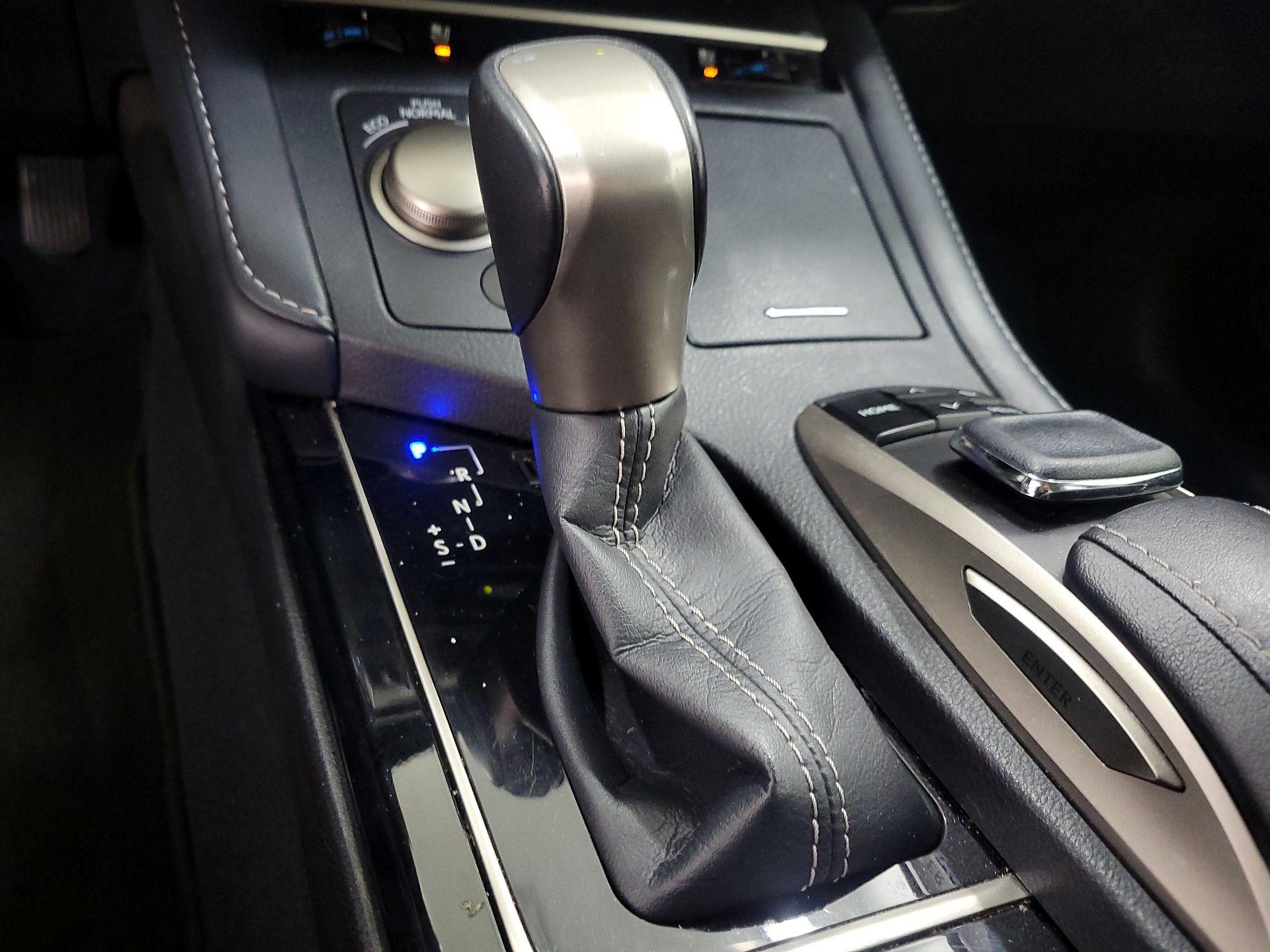 Thumbnail: 2018 Lexus ES - 17