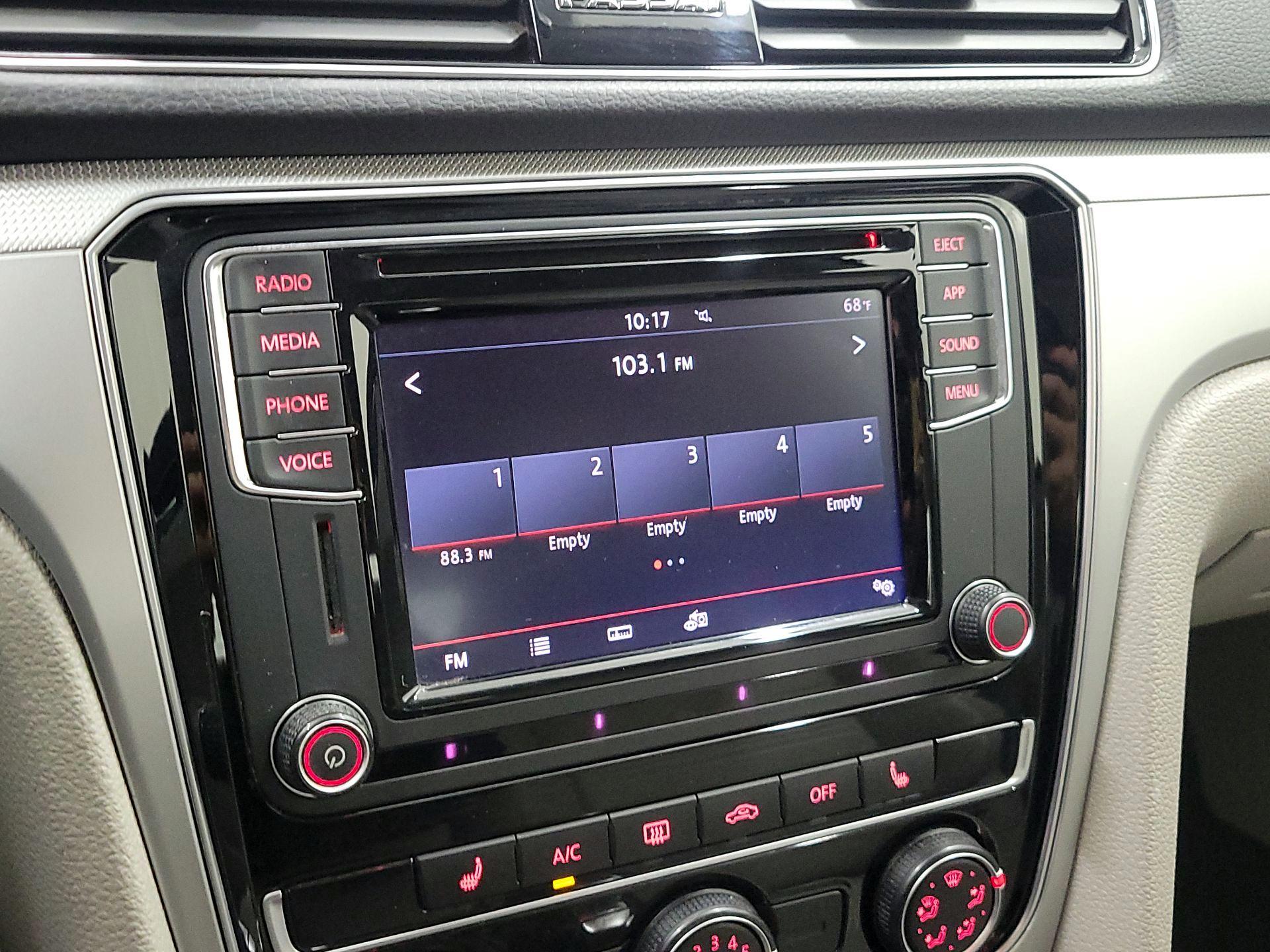 Thumbnail: 2019 Volkswagen Passat - 15
