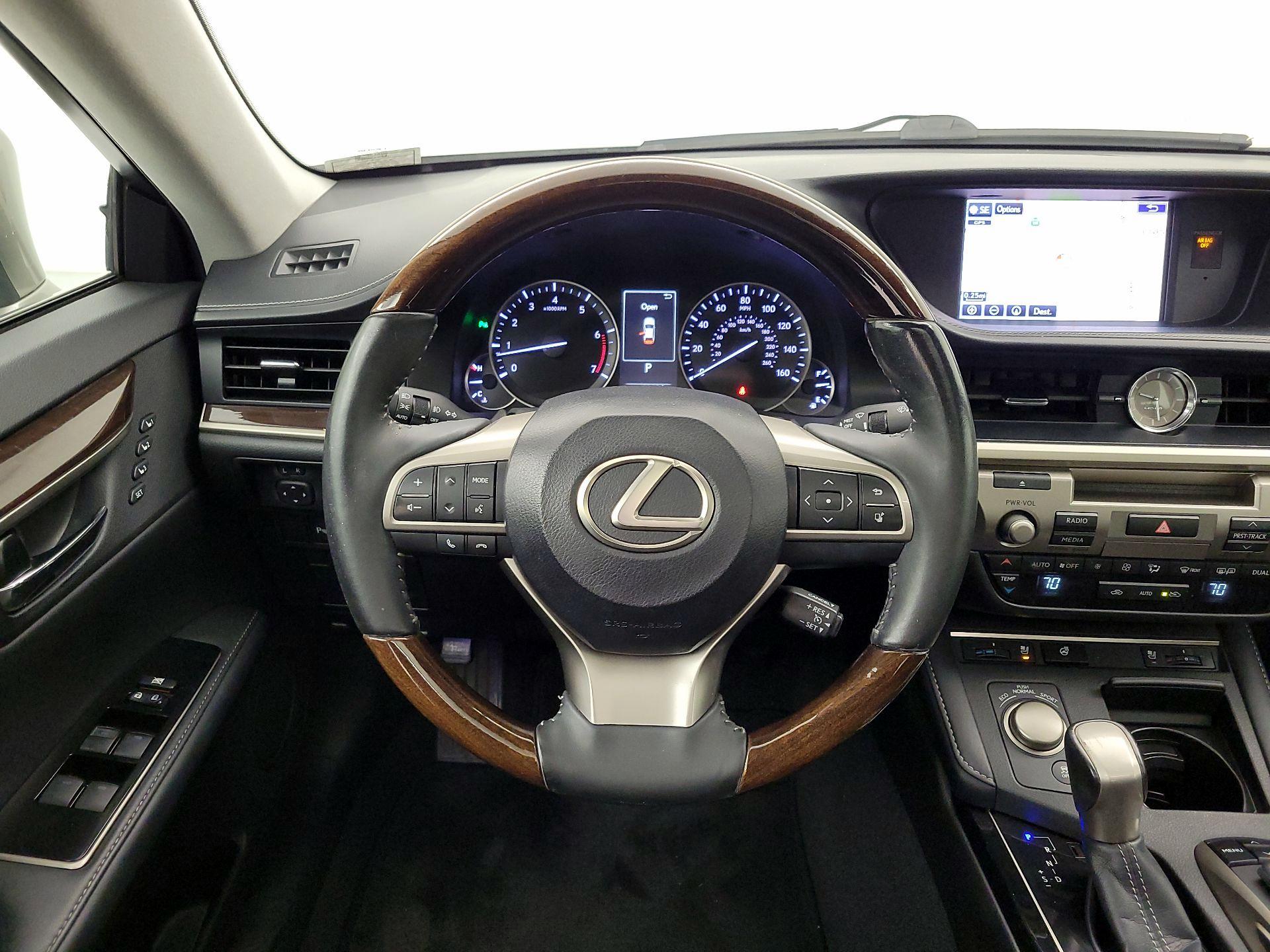 Thumbnail: 2016 Lexus ES - 10