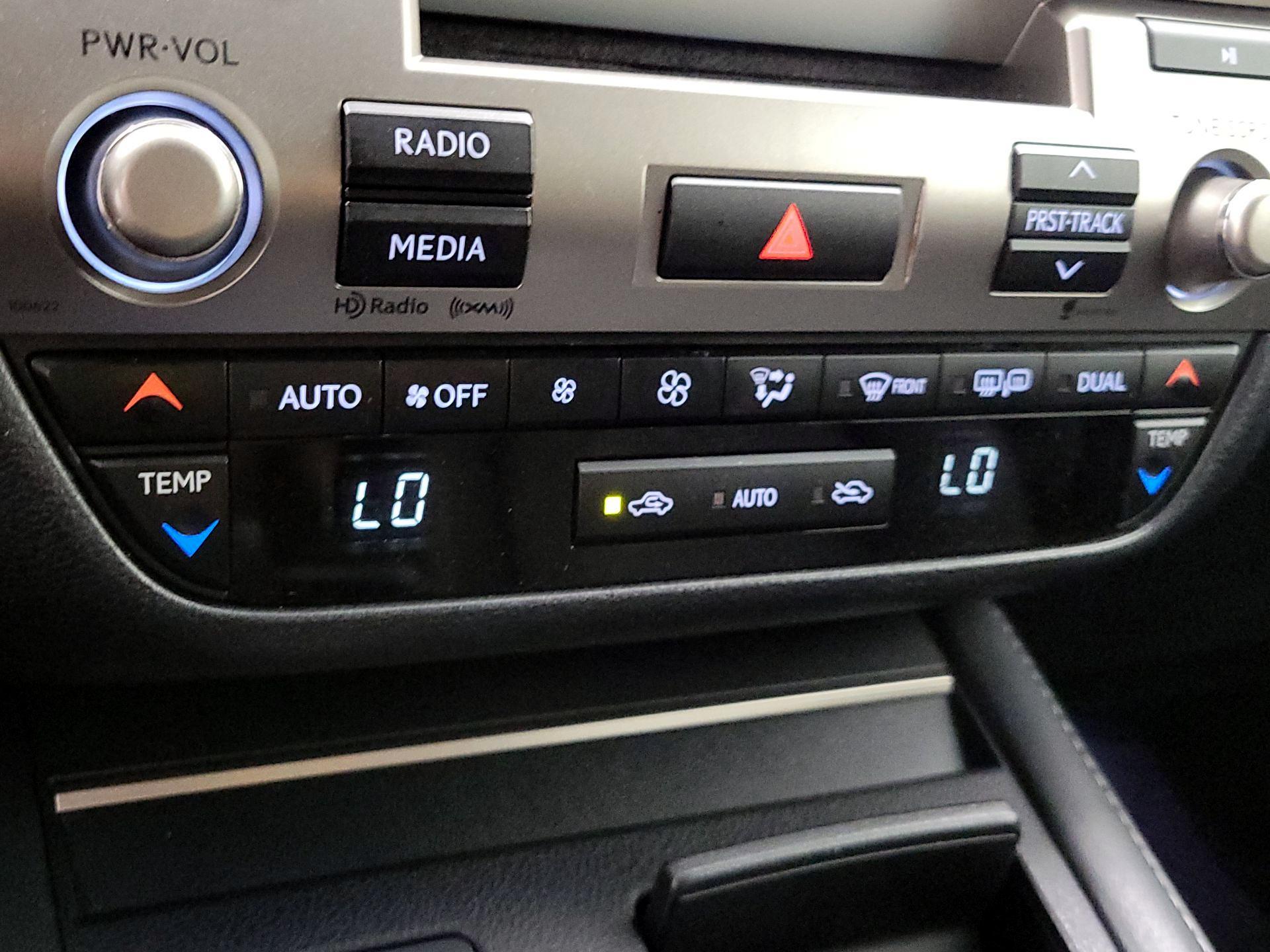 Thumbnail: 2016 Lexus ES - 16