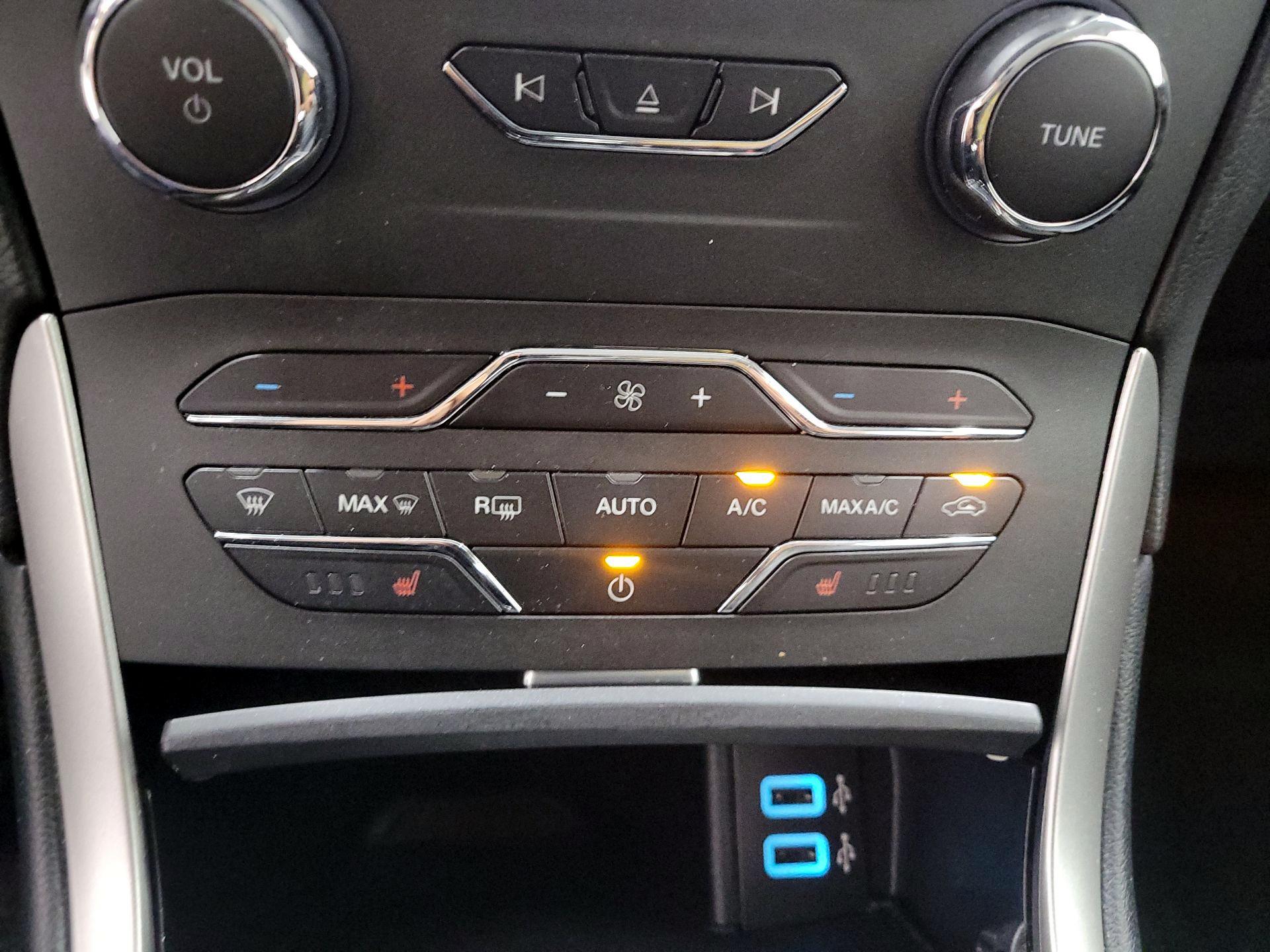 Thumbnail: 2016 Ford Edge - 17