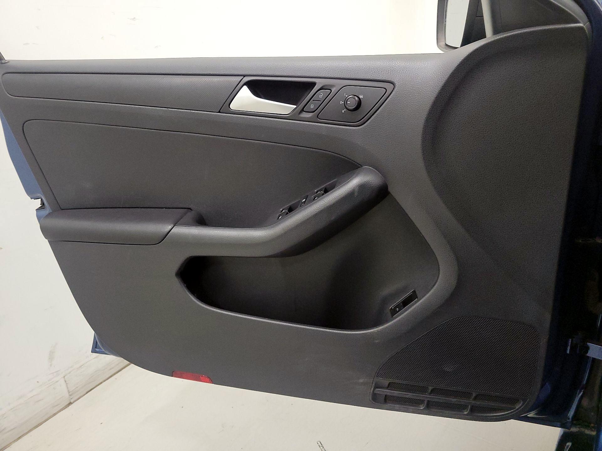 Thumbnail: 2015 Volkswagen Jetta - 12