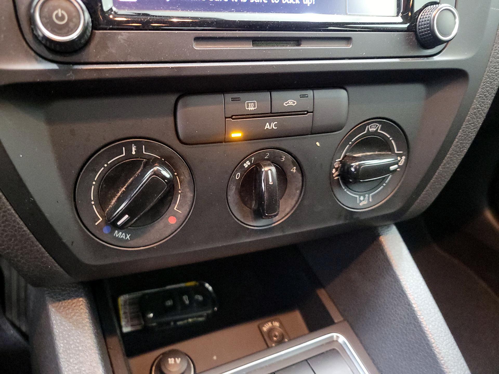 Thumbnail: 2015 Volkswagen Jetta - 16