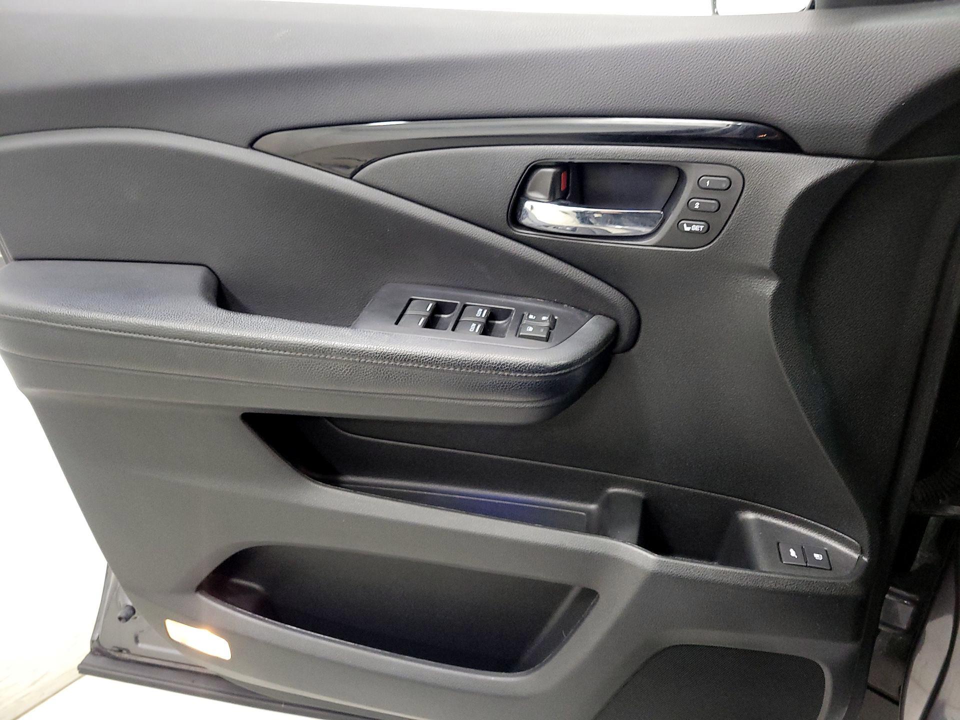 Thumbnail: 2019 Honda Pilot - 12
