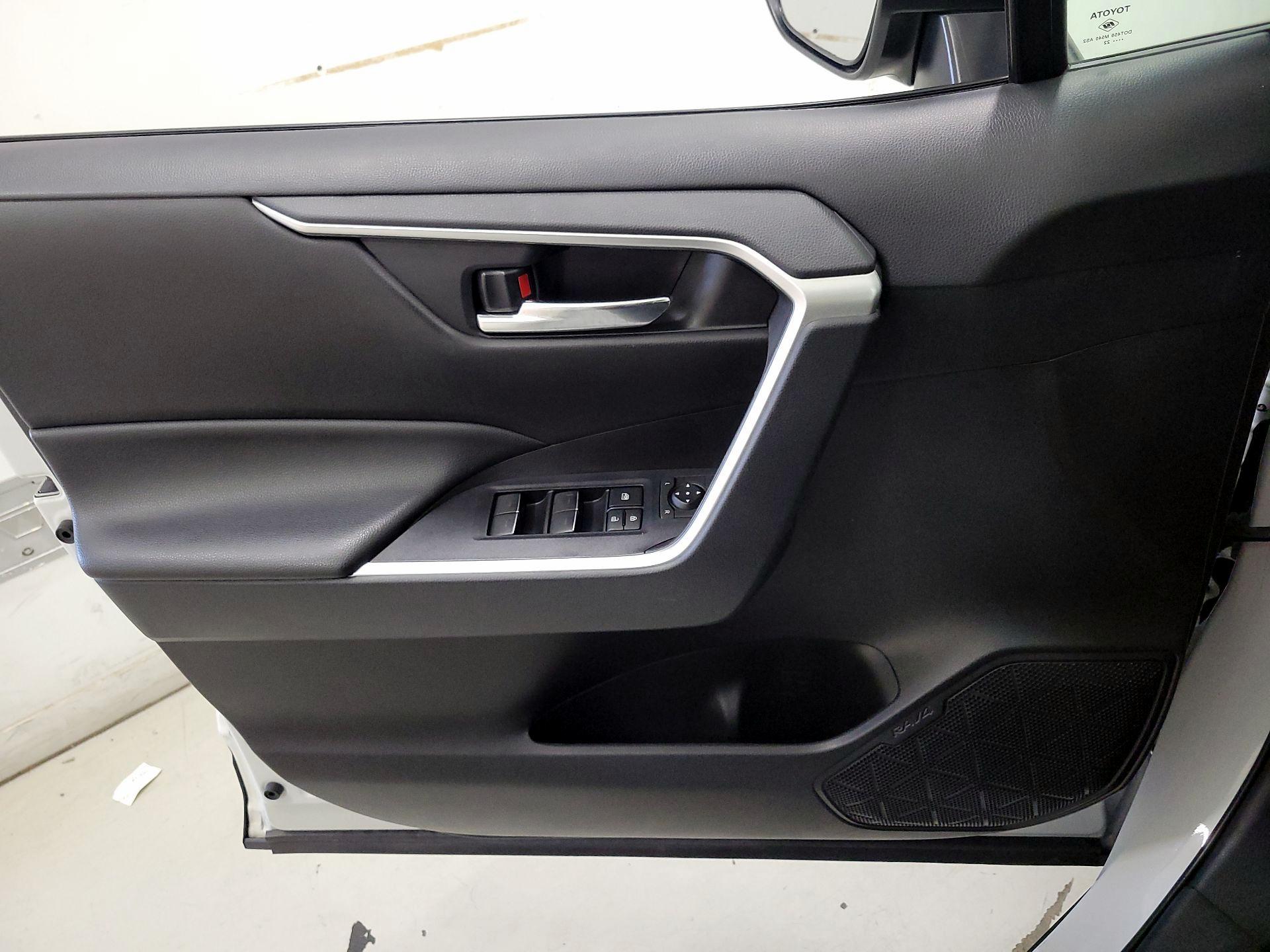 Thumbnail: 2022 Toyota RAV4 - 12