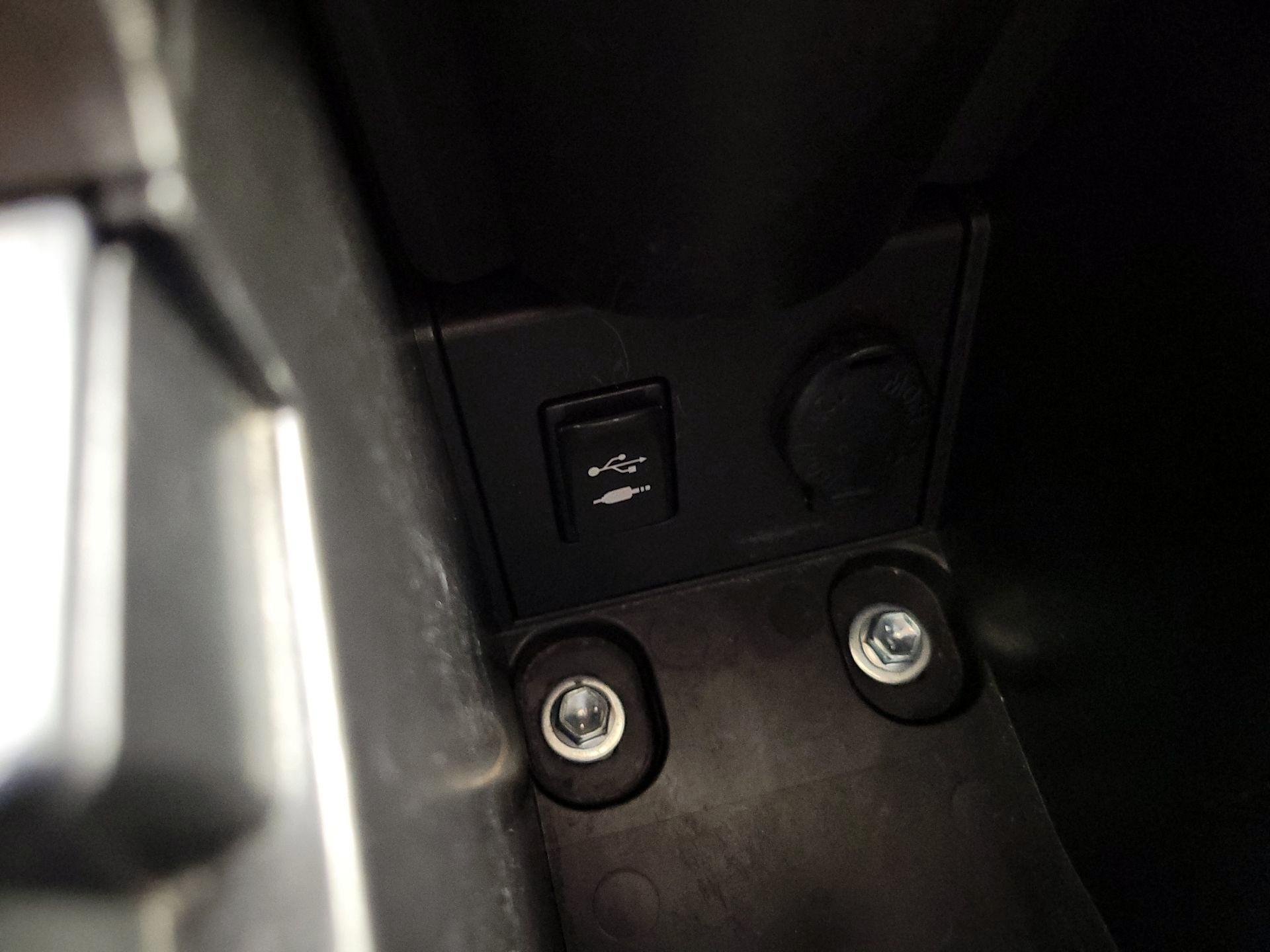 Thumbnail: 2015 Toyota Prius - 18
