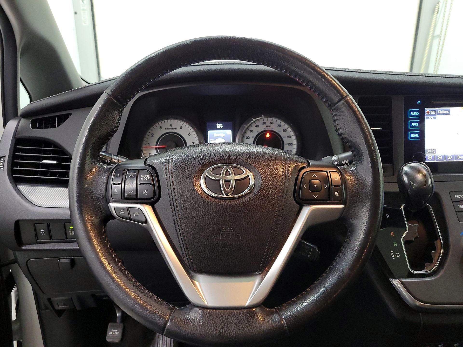 Thumbnail: 2015 Toyota Sienna - 10