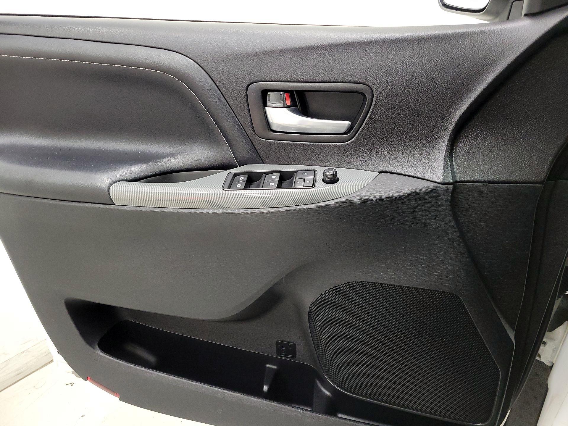Thumbnail: 2015 Toyota Sienna - 12