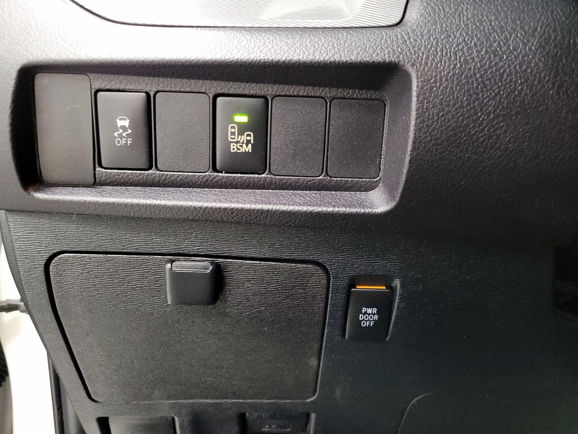 Thumbnail: 2015 Toyota Sienna - 13