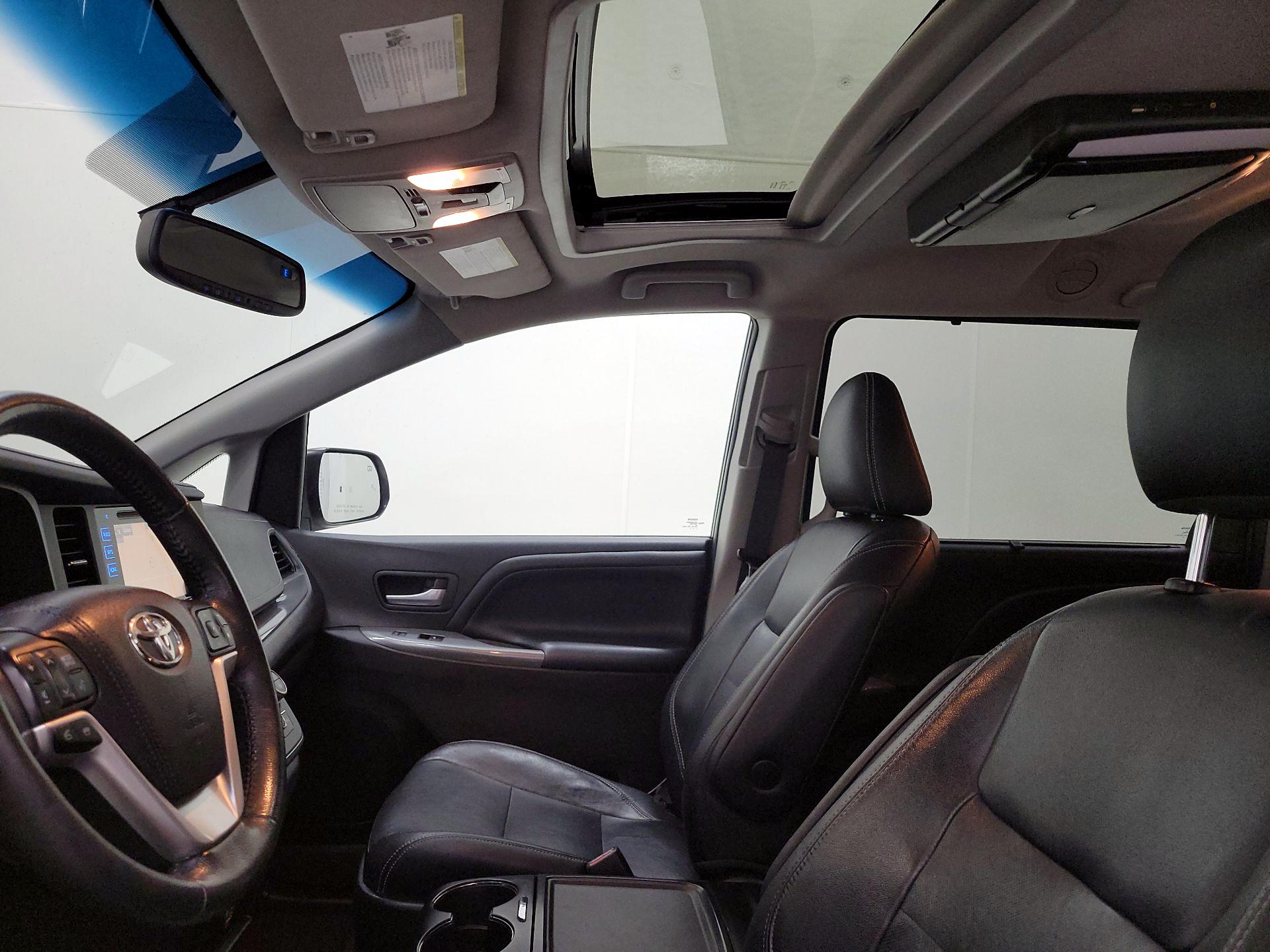 Thumbnail: 2015 Toyota Sienna - 20