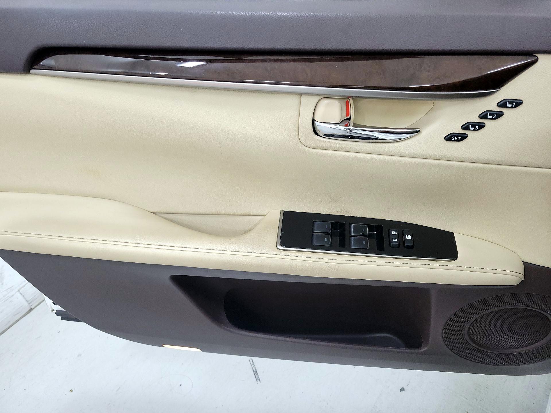 Thumbnail: 2018 Lexus ES - 12