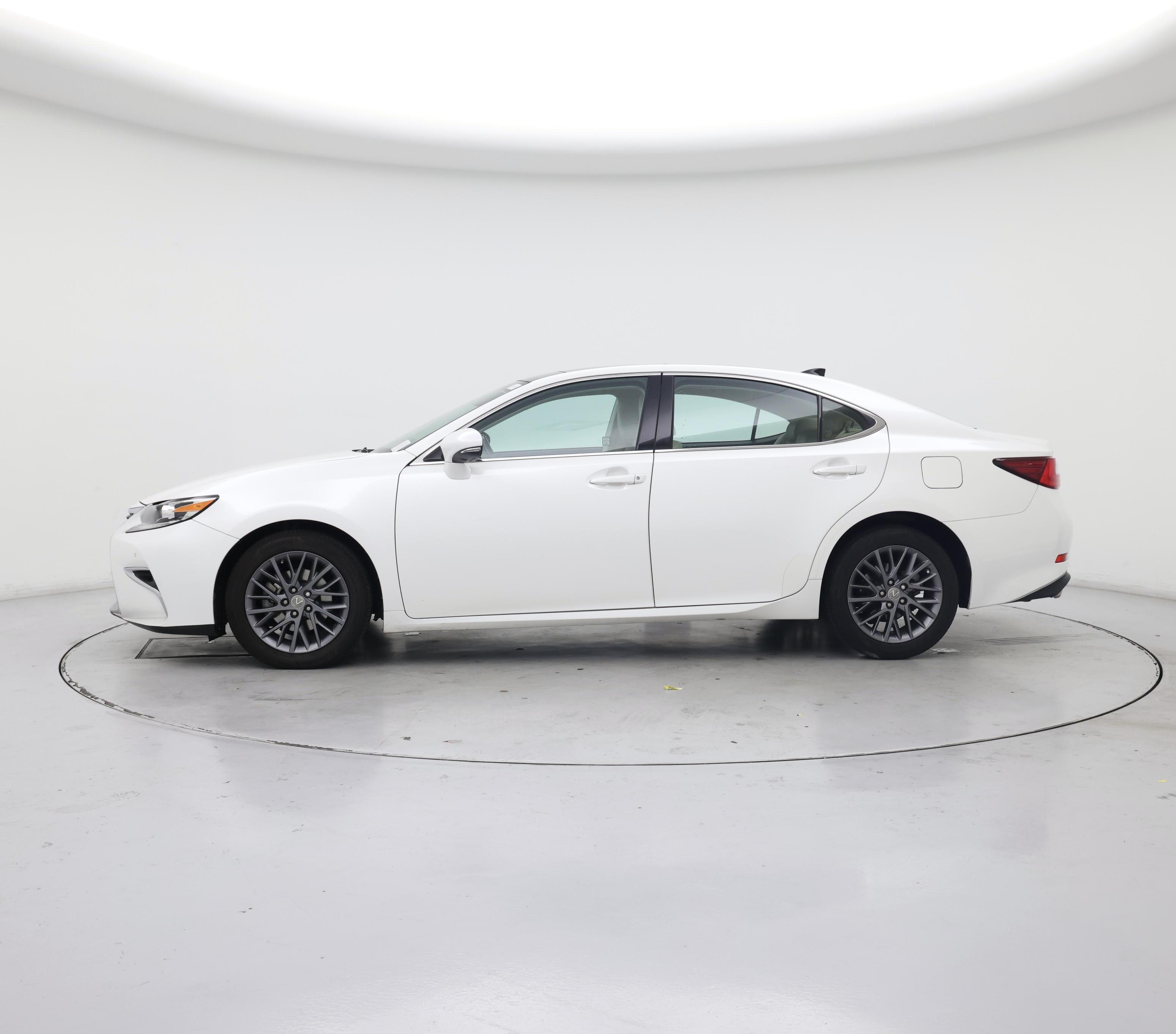 Thumbnail: 2018 Lexus ES - 3