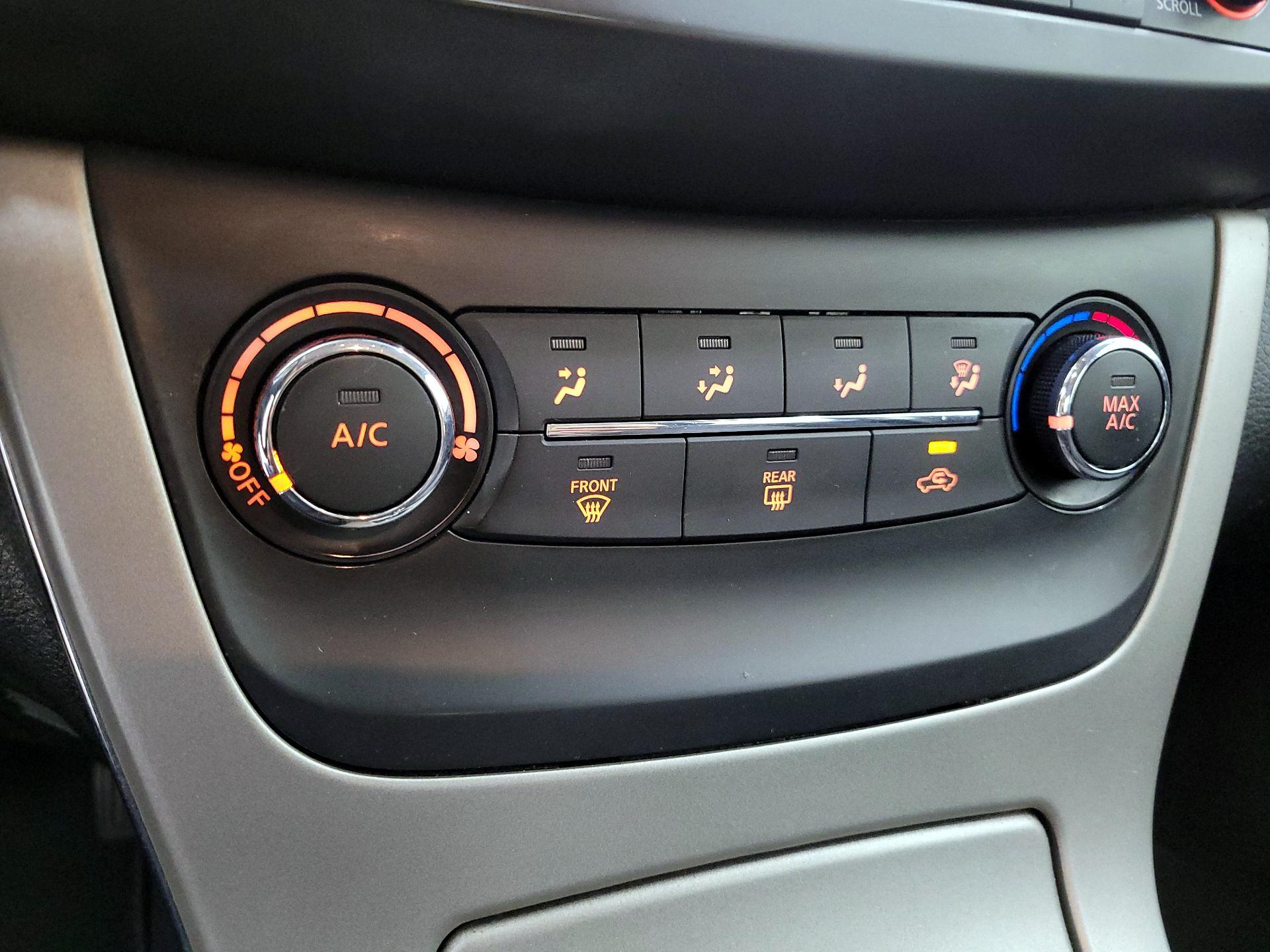 Thumbnail: 2015 Nissan Sentra - 16