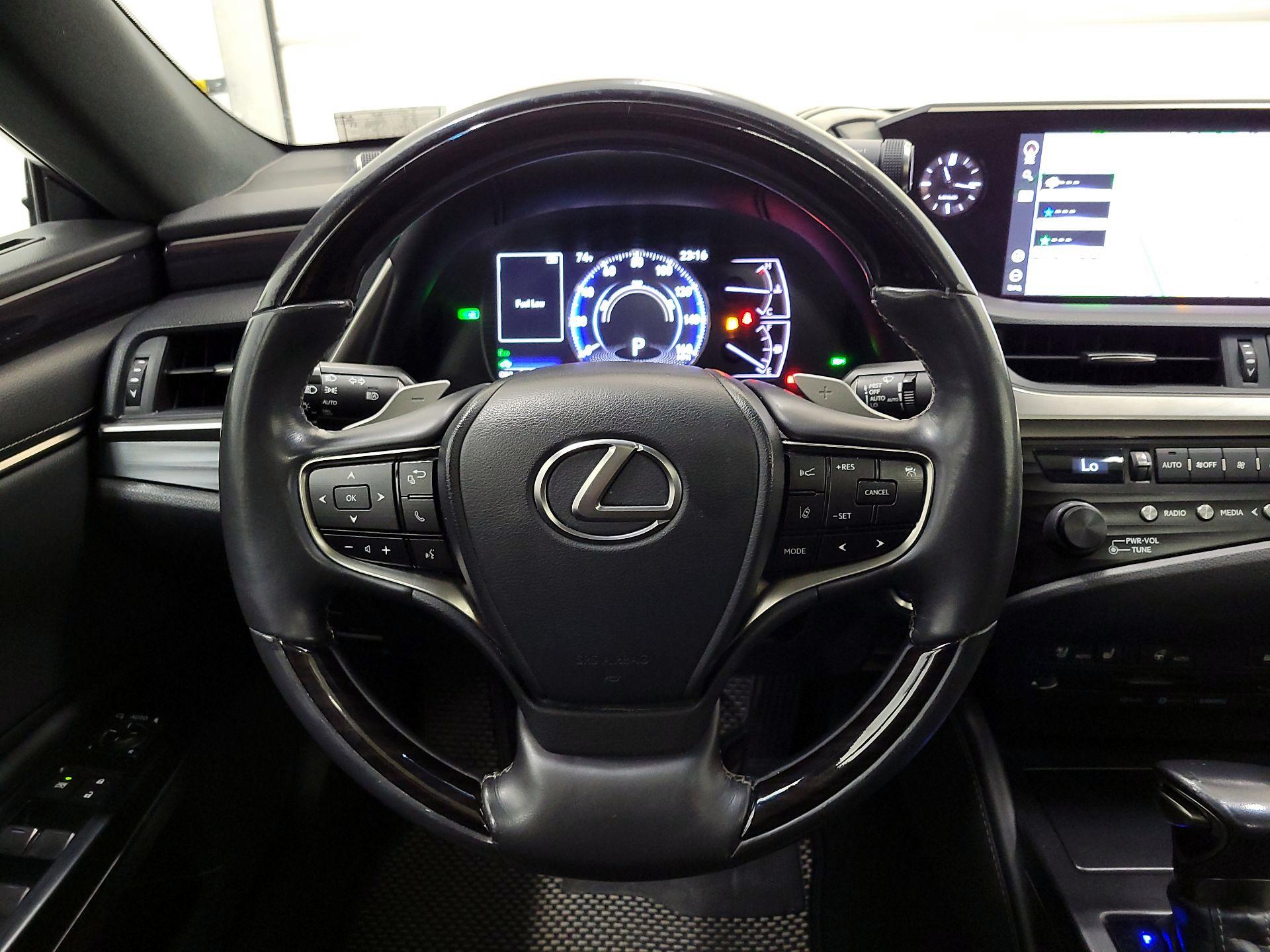 Thumbnail: 2020 Lexus ES - 10