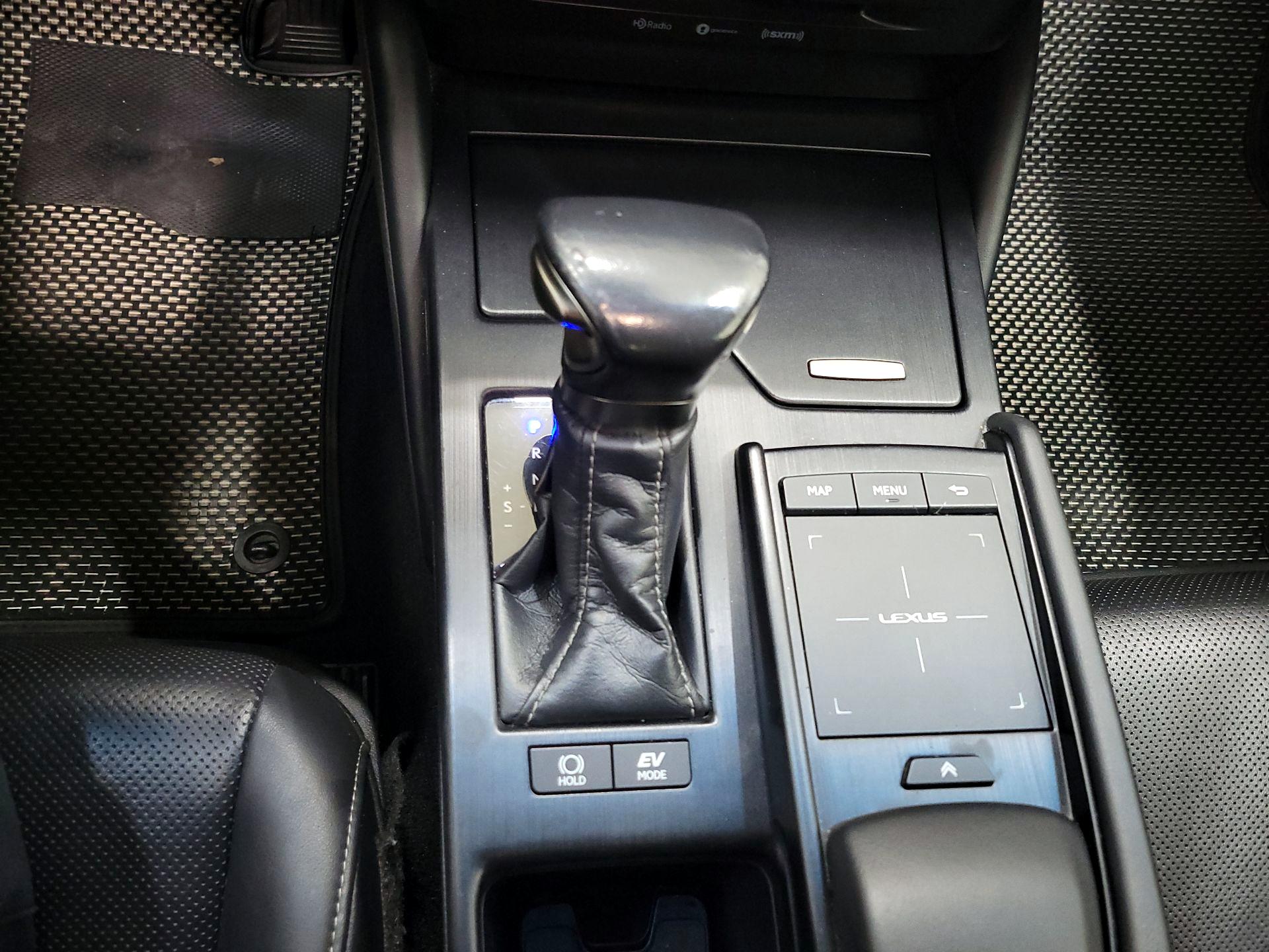Thumbnail: 2020 Lexus ES - 18