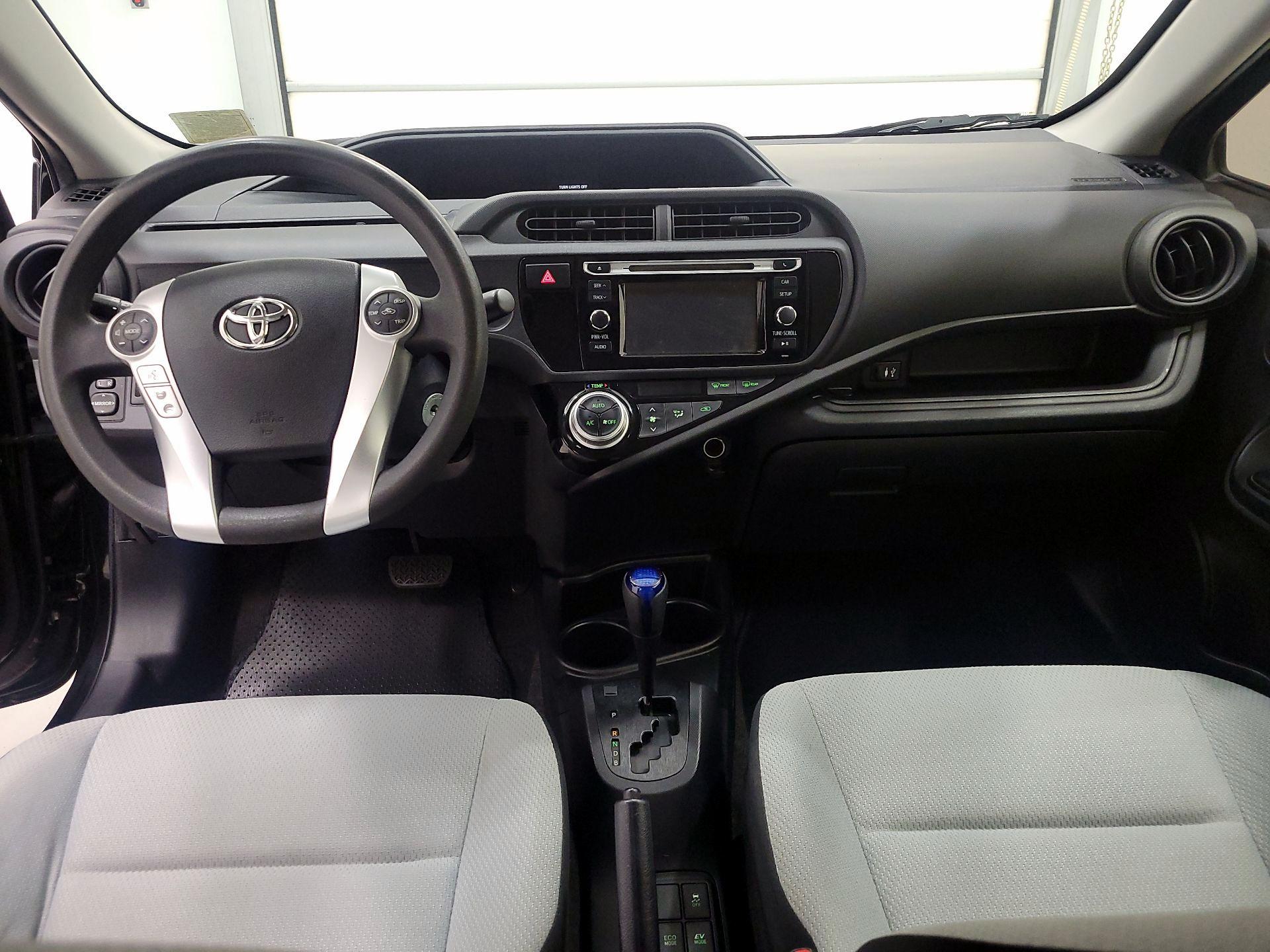 Thumbnail: 2015 Toyota Prius c - 9