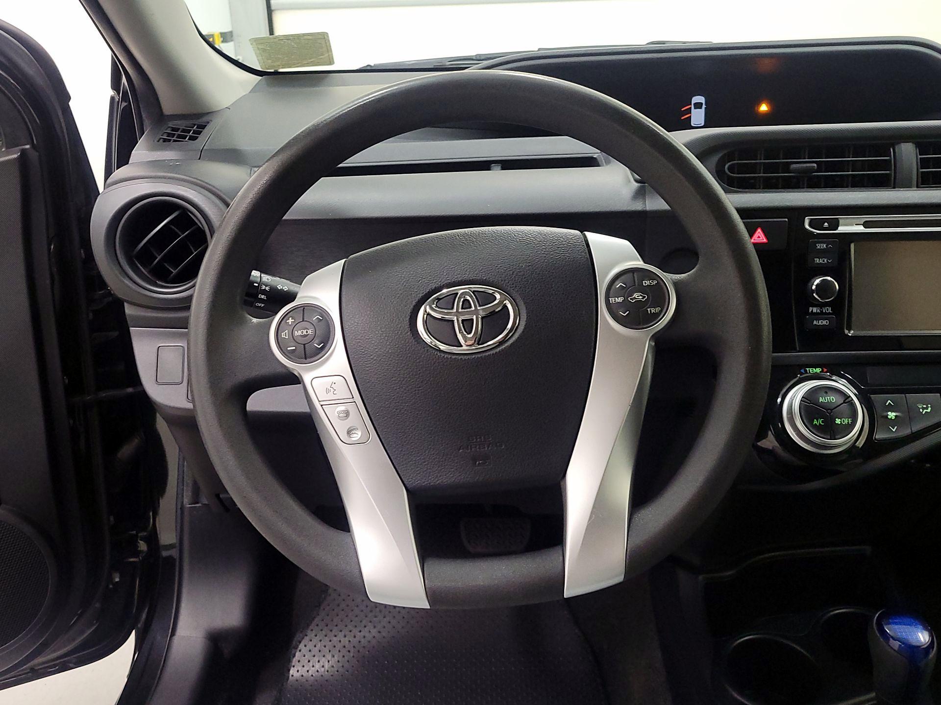 Thumbnail: 2015 Toyota Prius c - 10