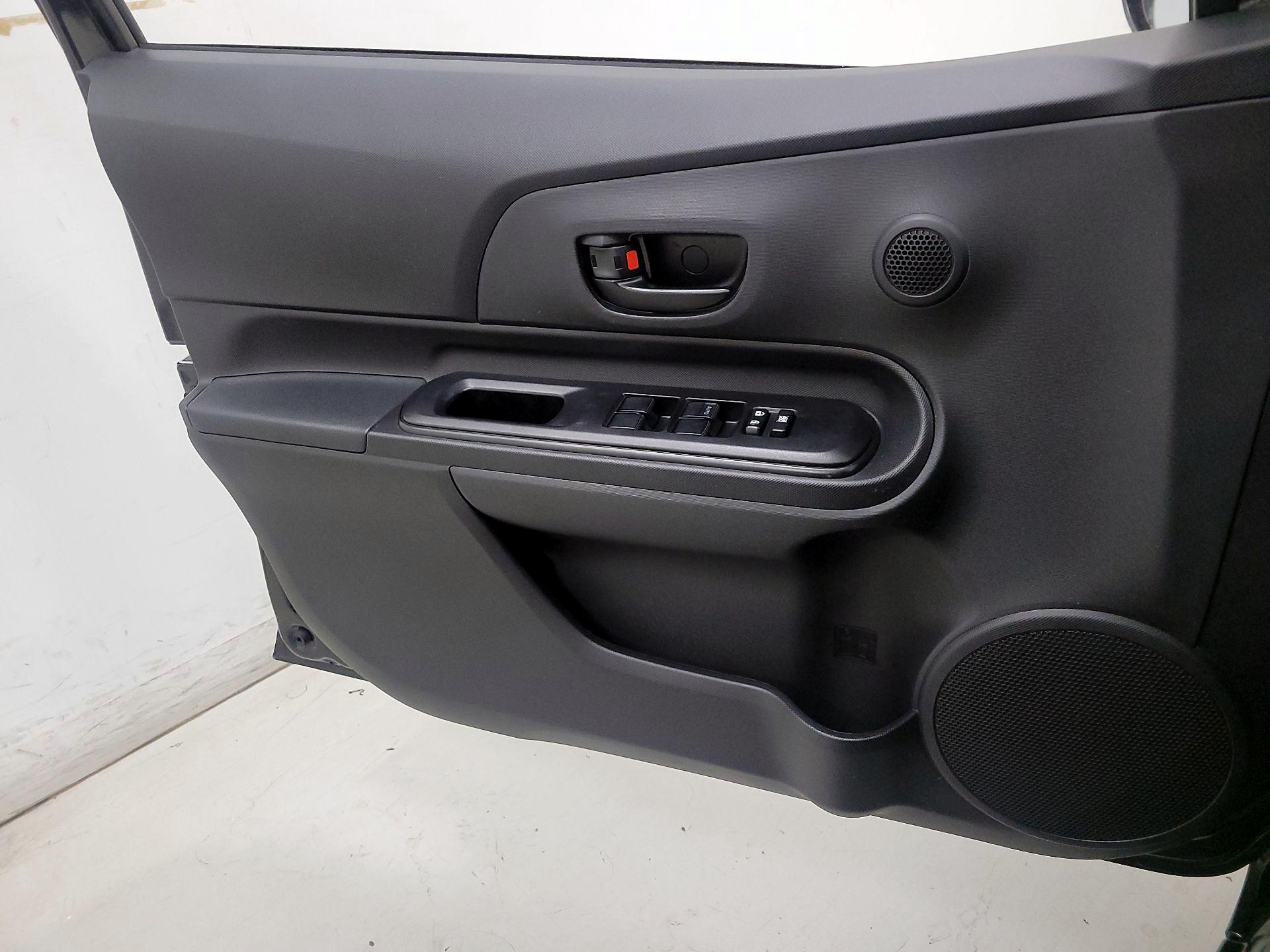 Thumbnail: 2015 Toyota Prius c - 12