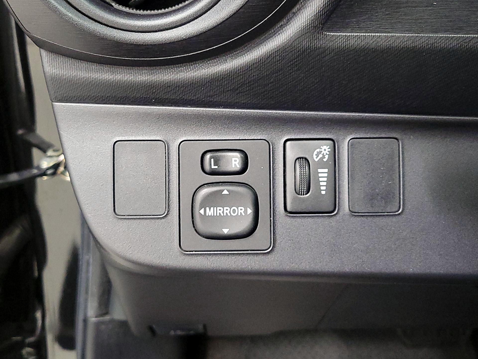 Thumbnail: 2015 Toyota Prius c - 13