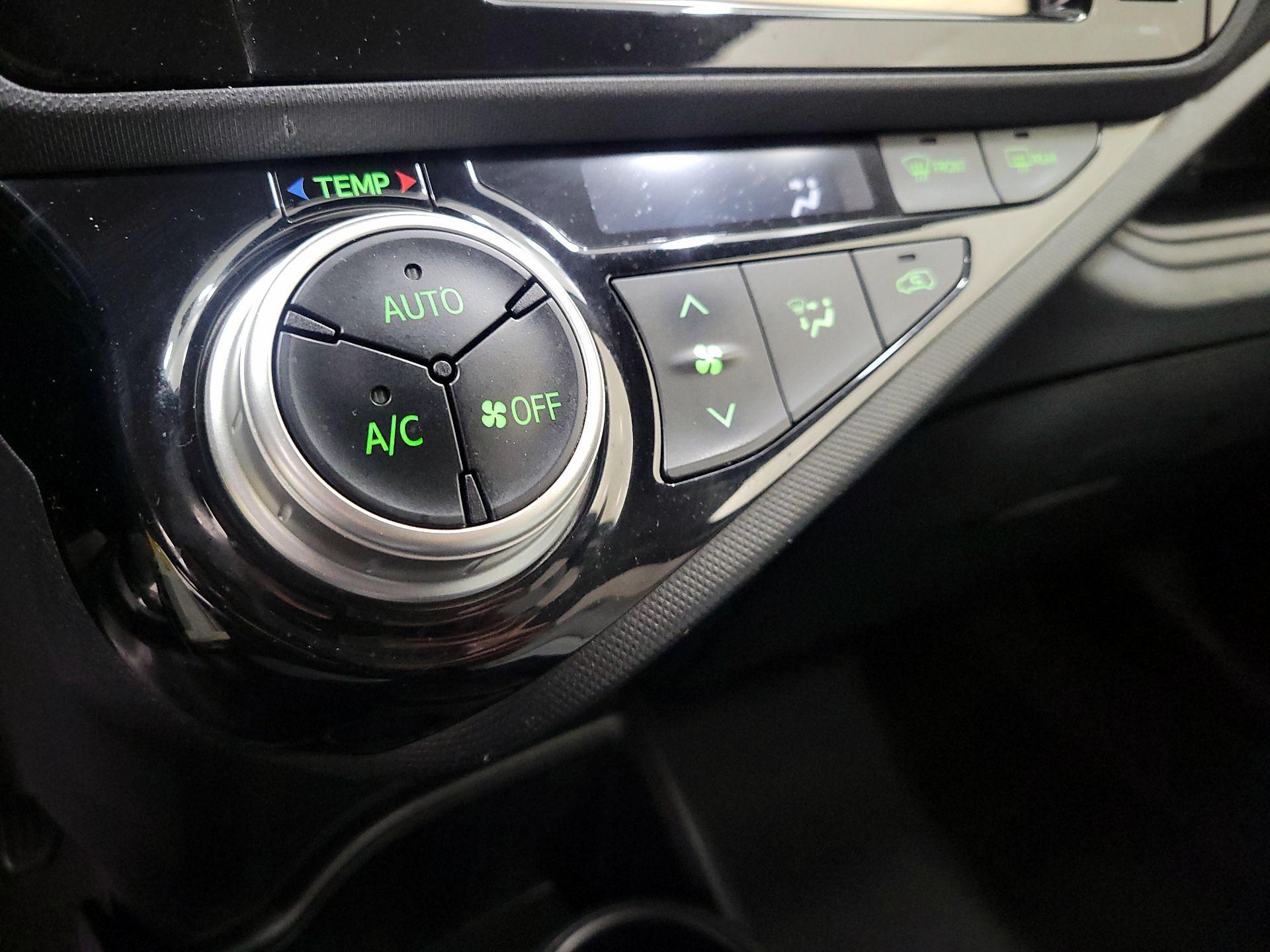 Thumbnail: 2015 Toyota Prius c - 15