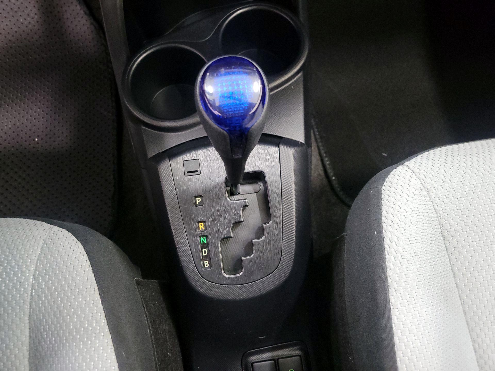 Thumbnail: 2015 Toyota Prius c - 16