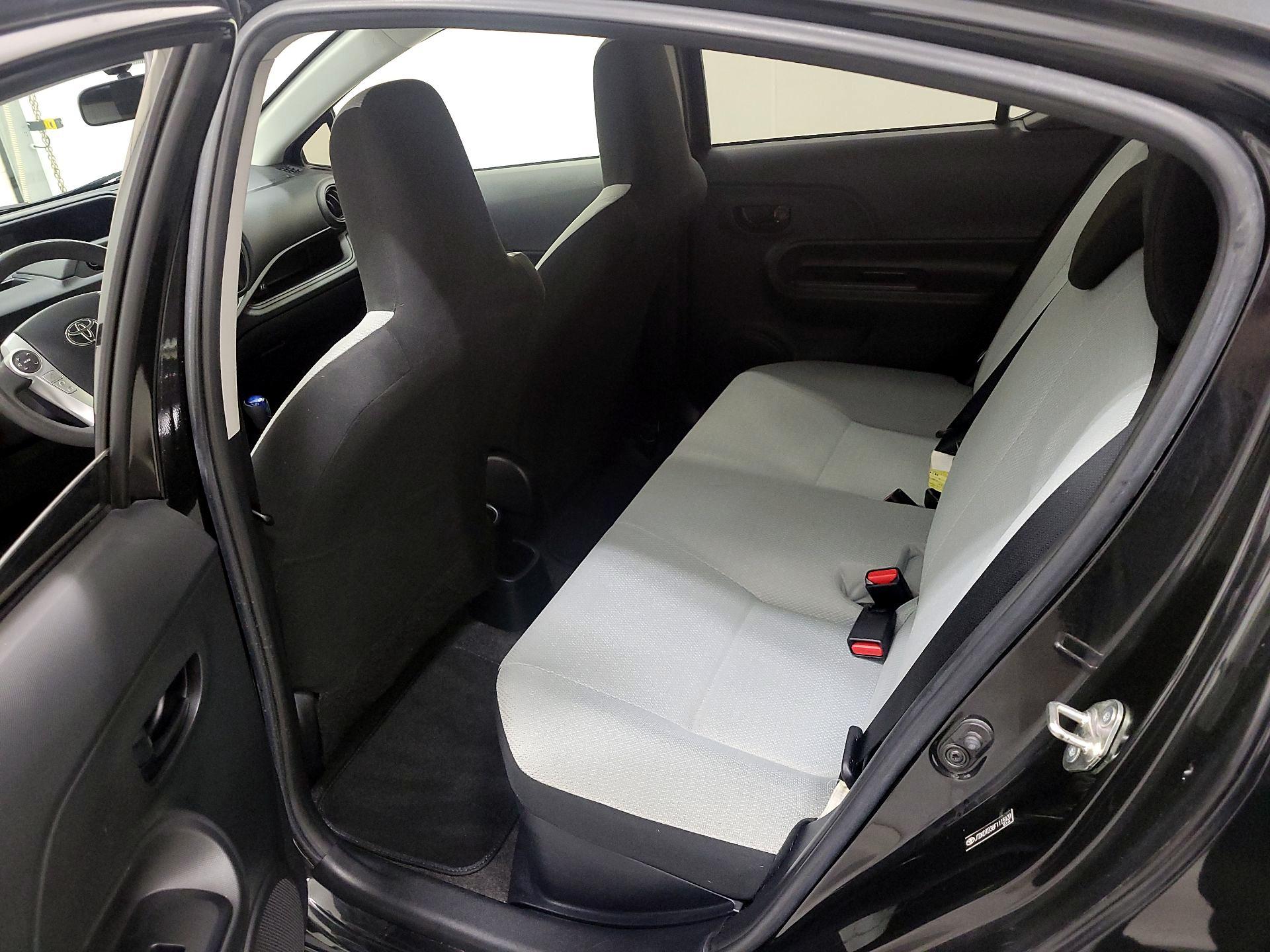 Thumbnail: 2015 Toyota Prius c - 17
