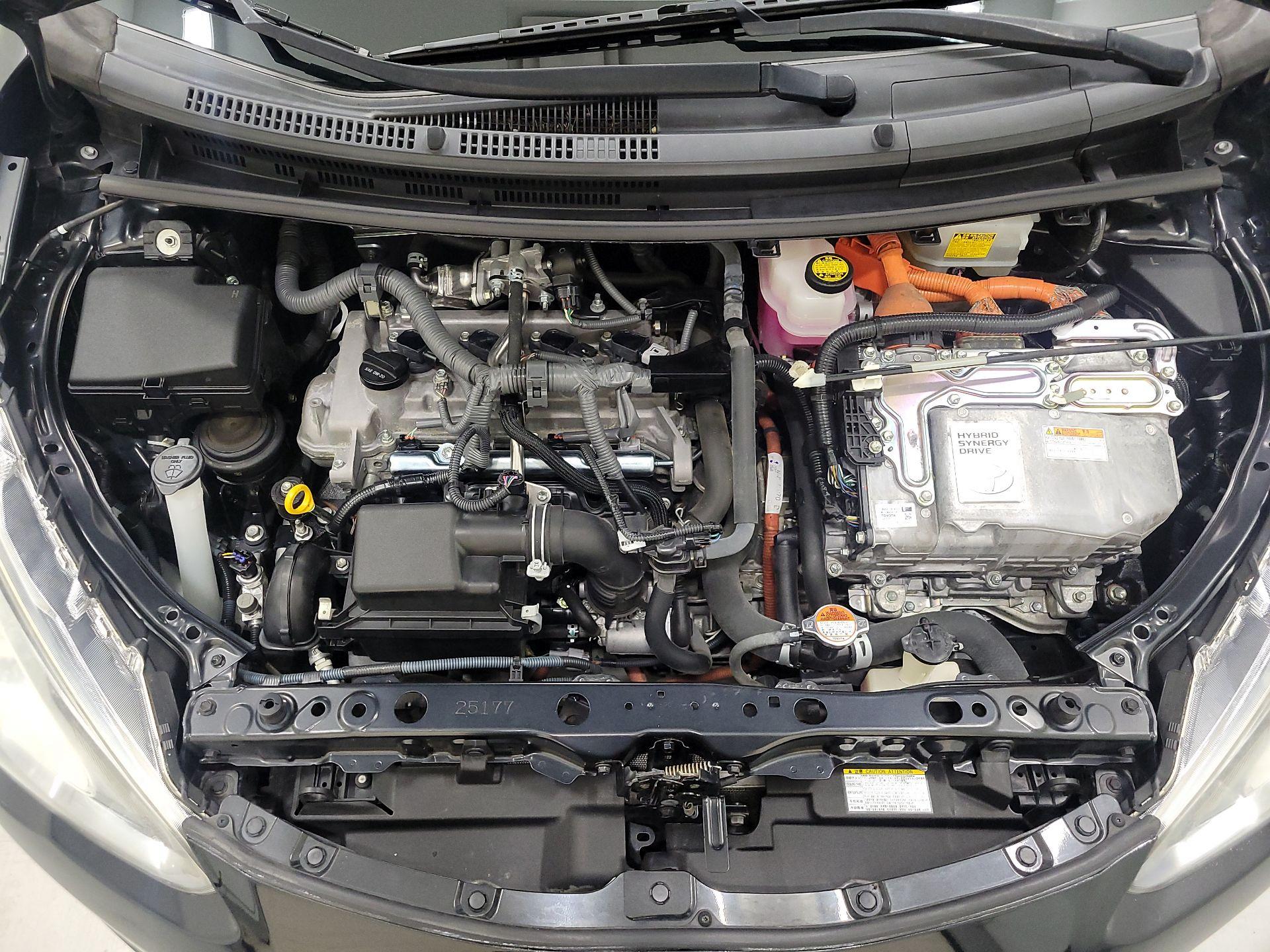 Thumbnail: 2015 Toyota Prius c - 19
