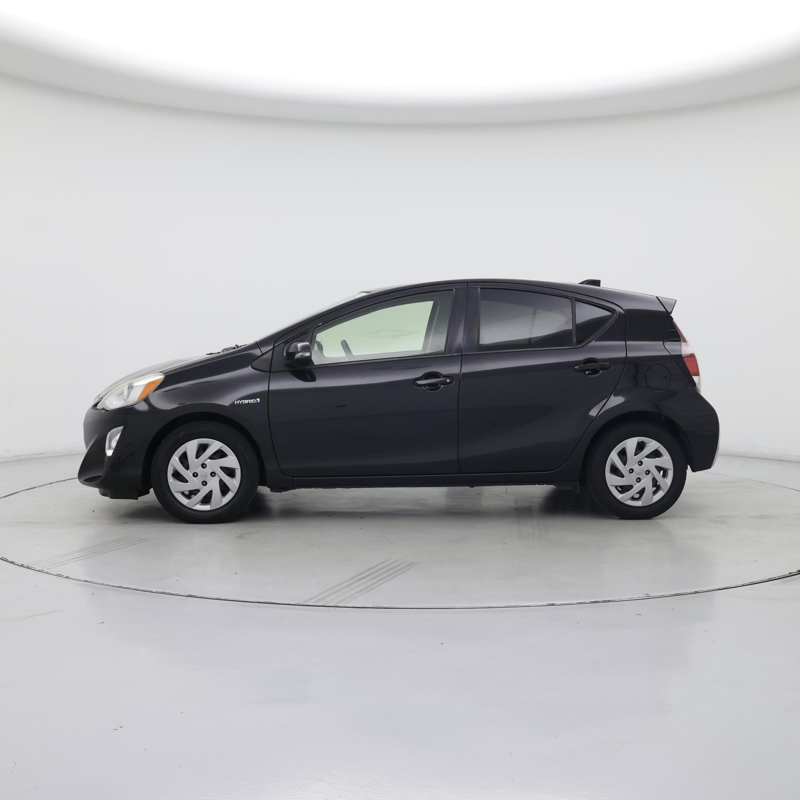 Thumbnail: 2015 Toyota Prius c - 3