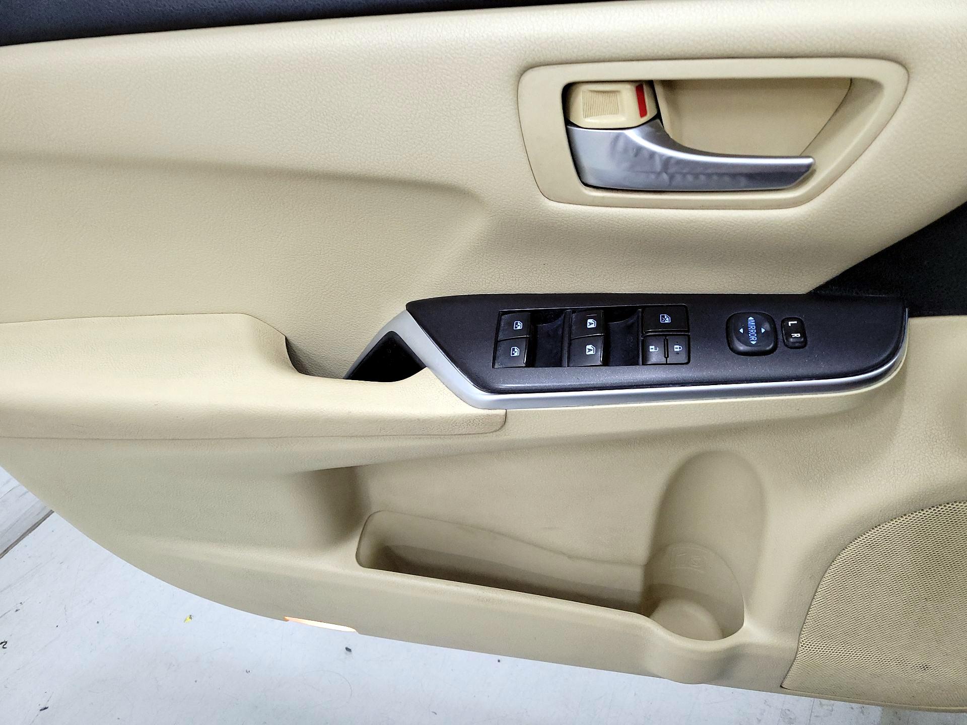 Thumbnail: 2015 Toyota Camry - 12
