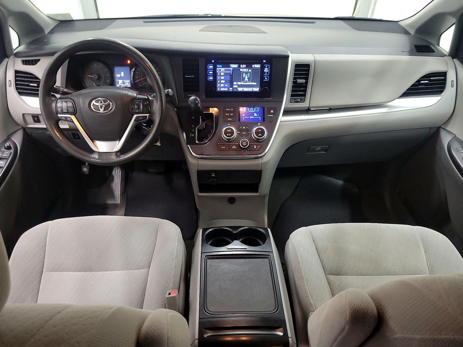 Thumbnail: 2017 Toyota Sienna - 9