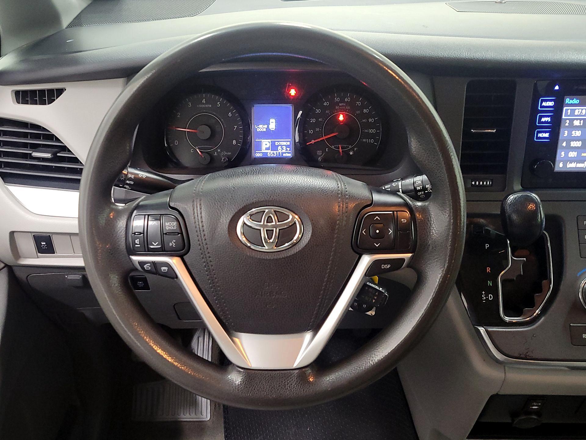 Thumbnail: 2017 Toyota Sienna - 10