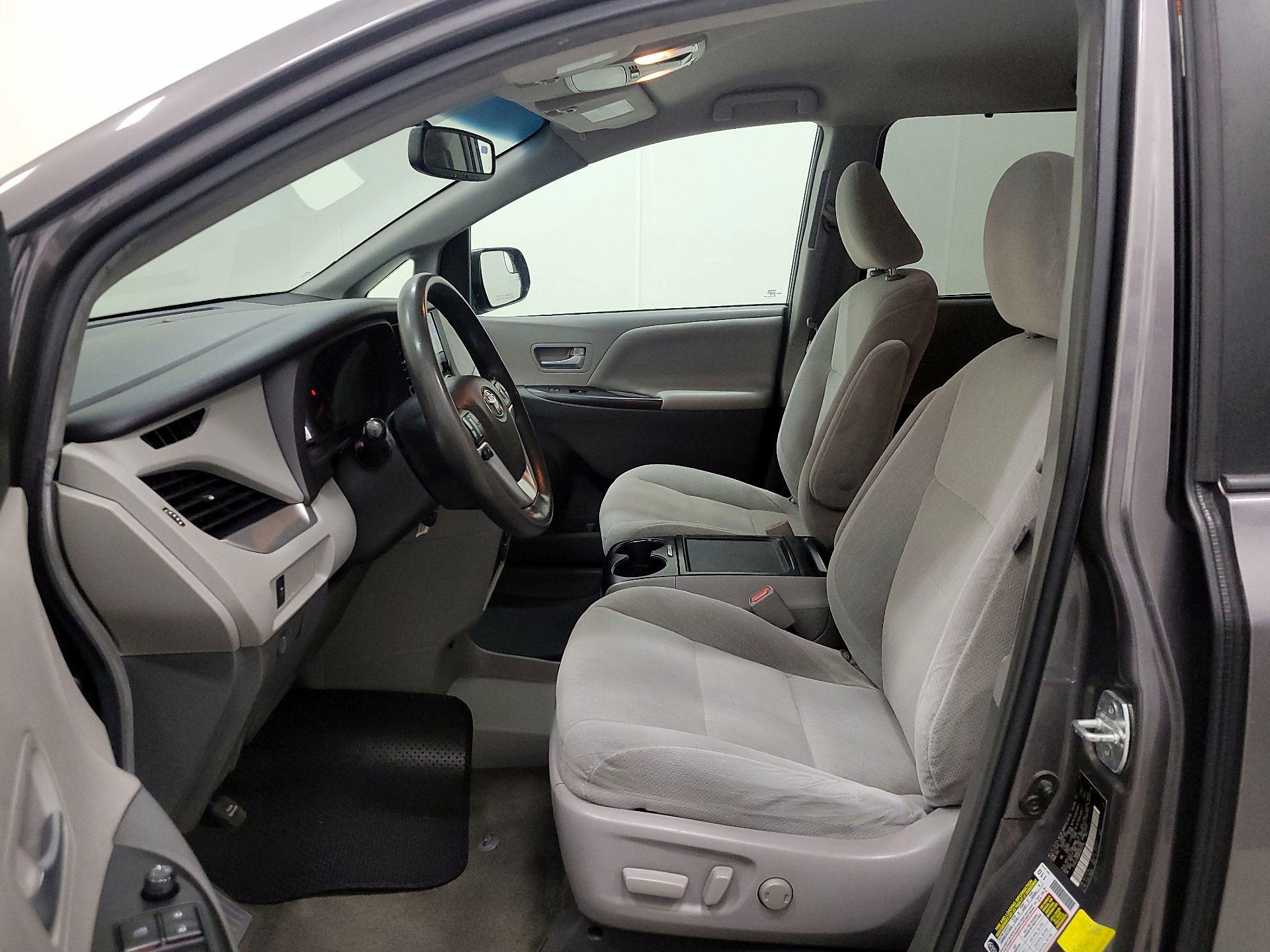 Thumbnail: 2017 Toyota Sienna - 11