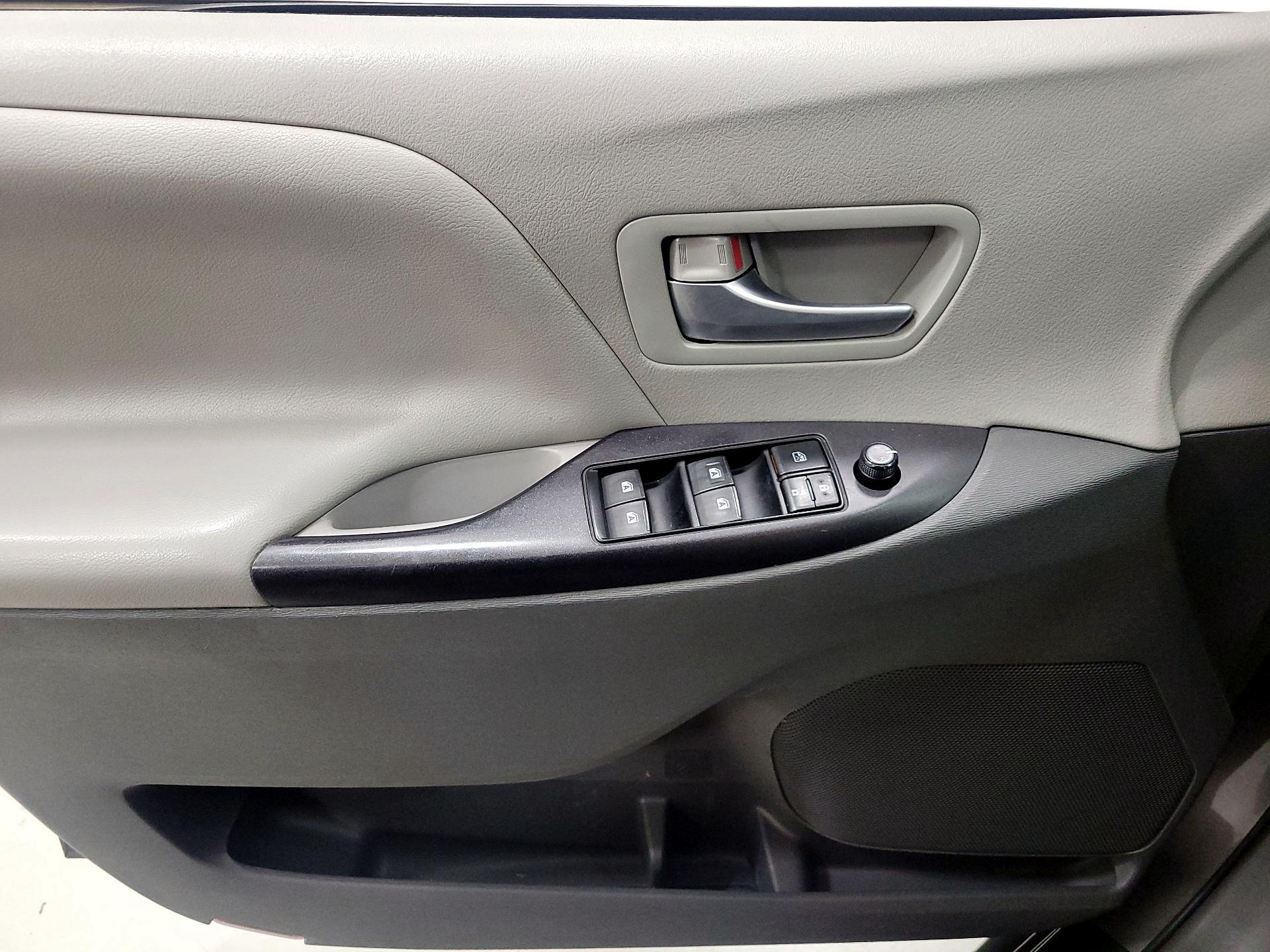 Thumbnail: 2017 Toyota Sienna - 12