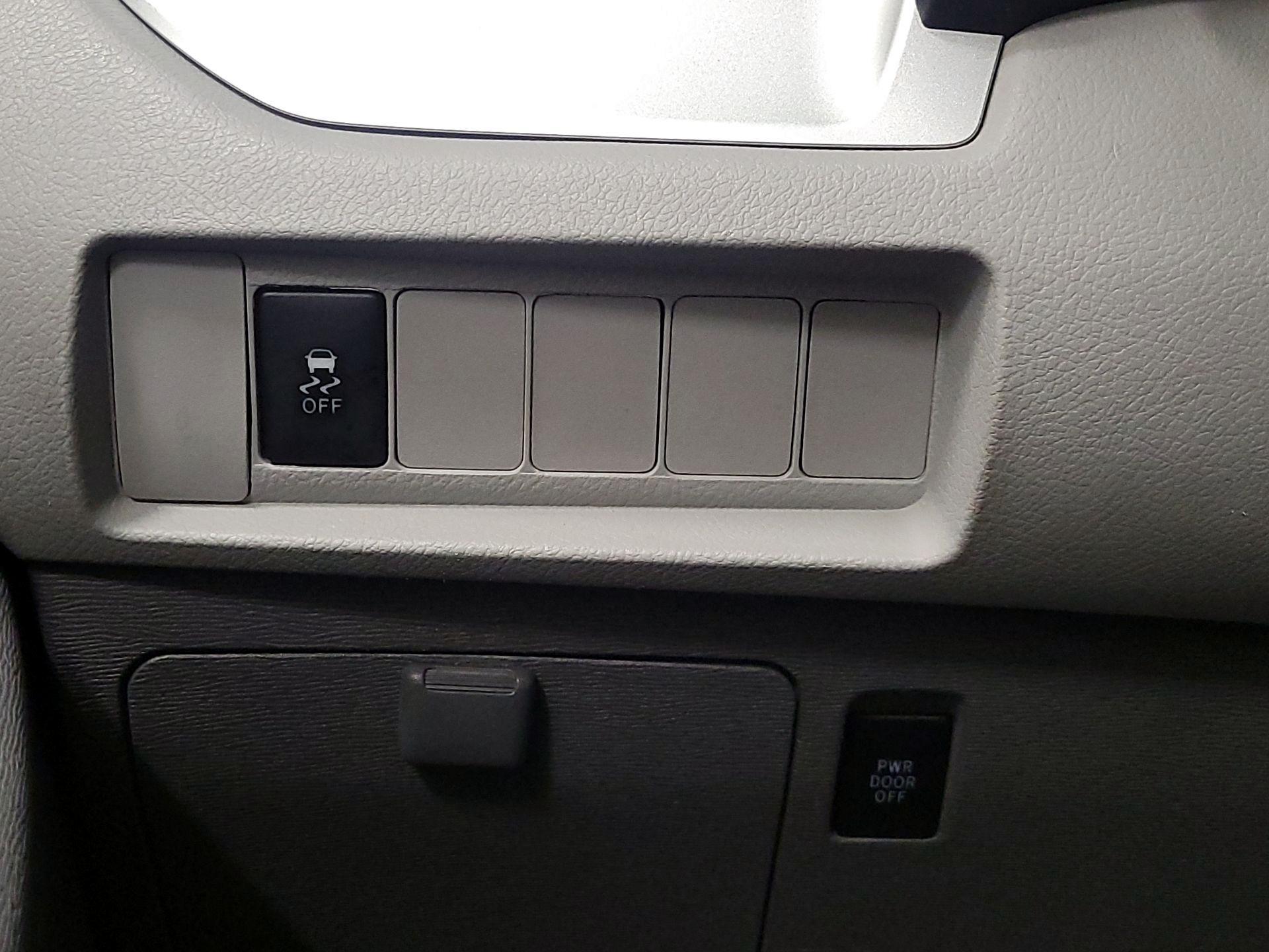 Thumbnail: 2017 Toyota Sienna - 13