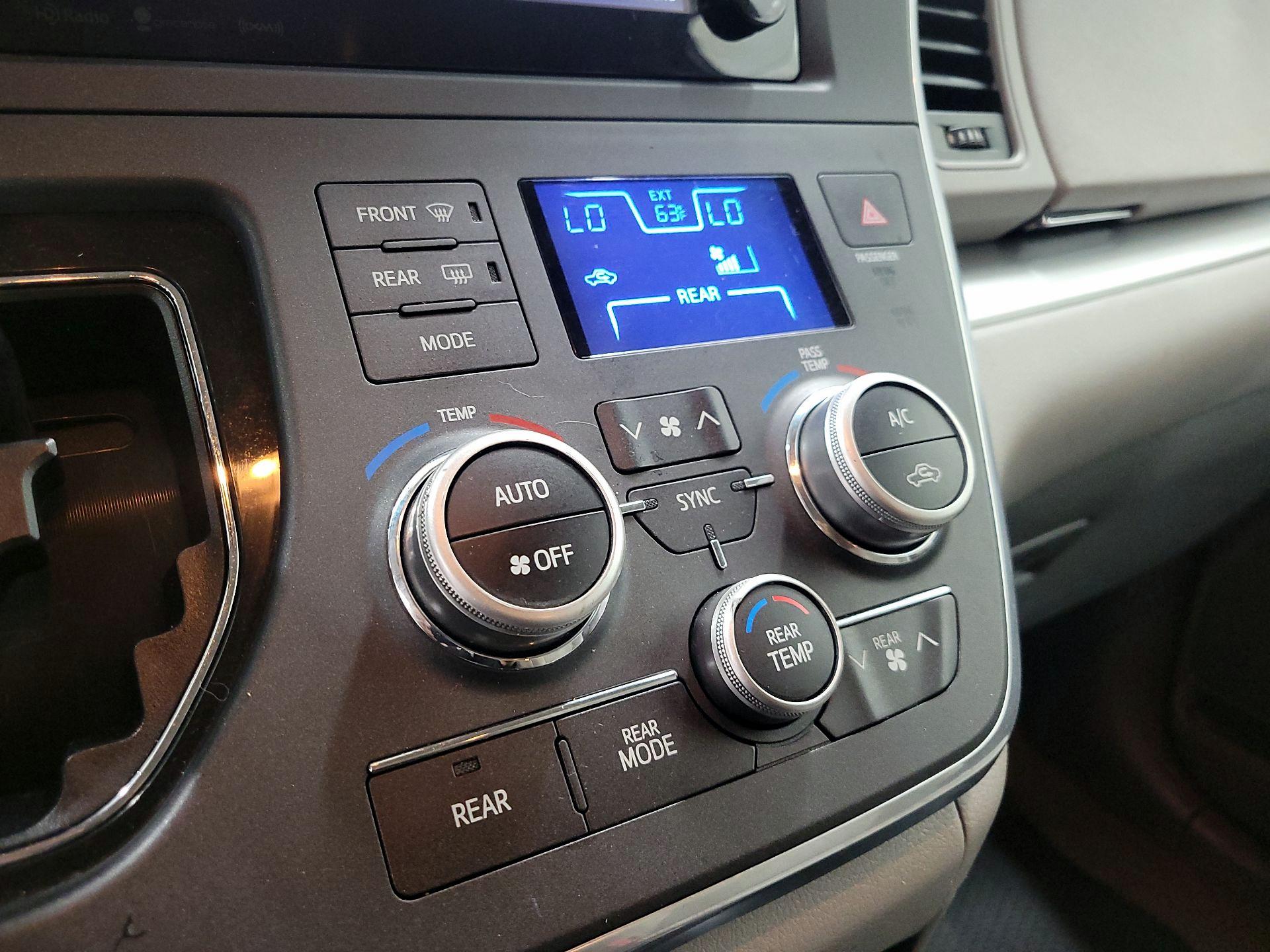 Thumbnail: 2017 Toyota Sienna - 16