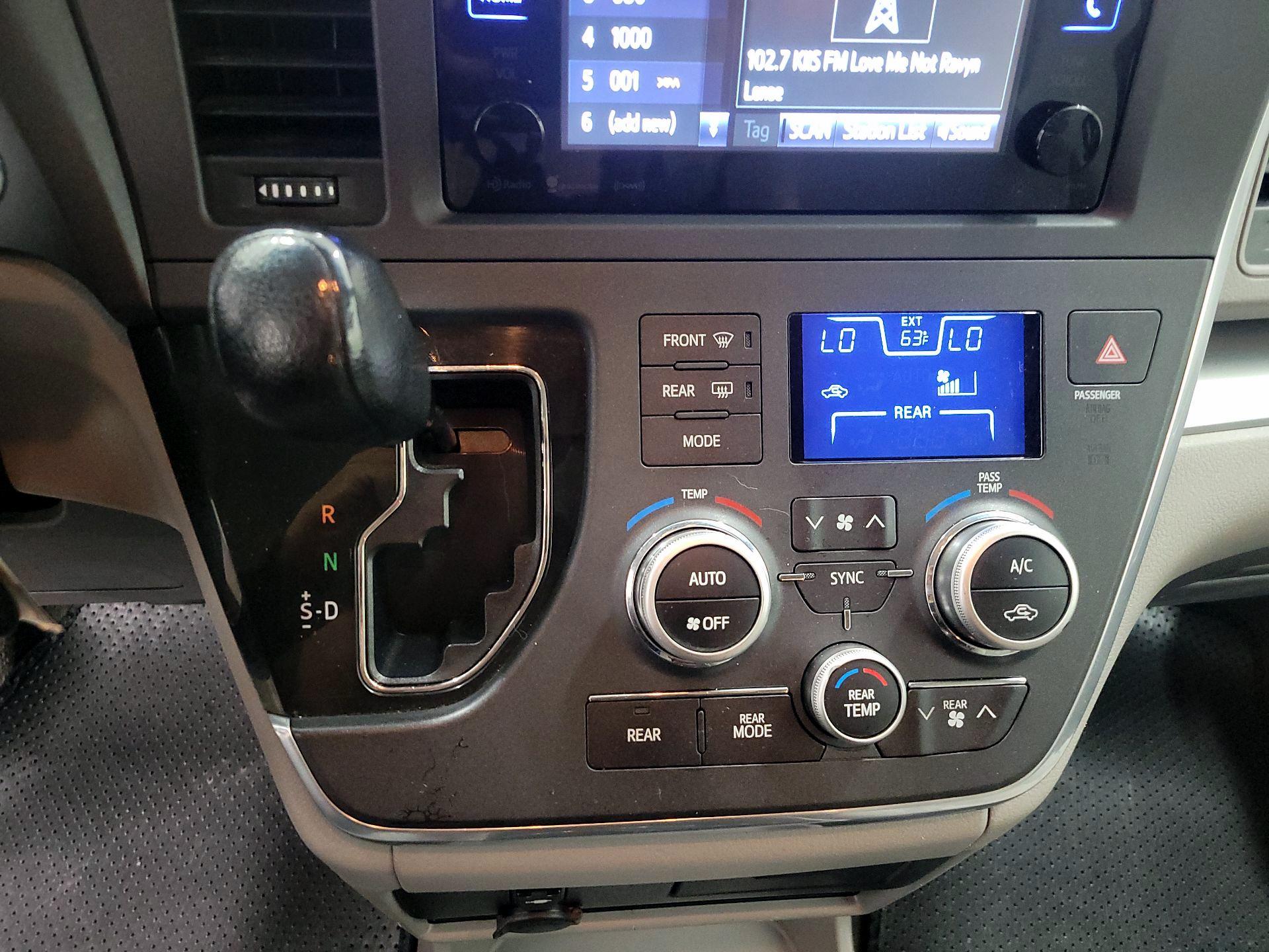 Thumbnail: 2017 Toyota Sienna - 17